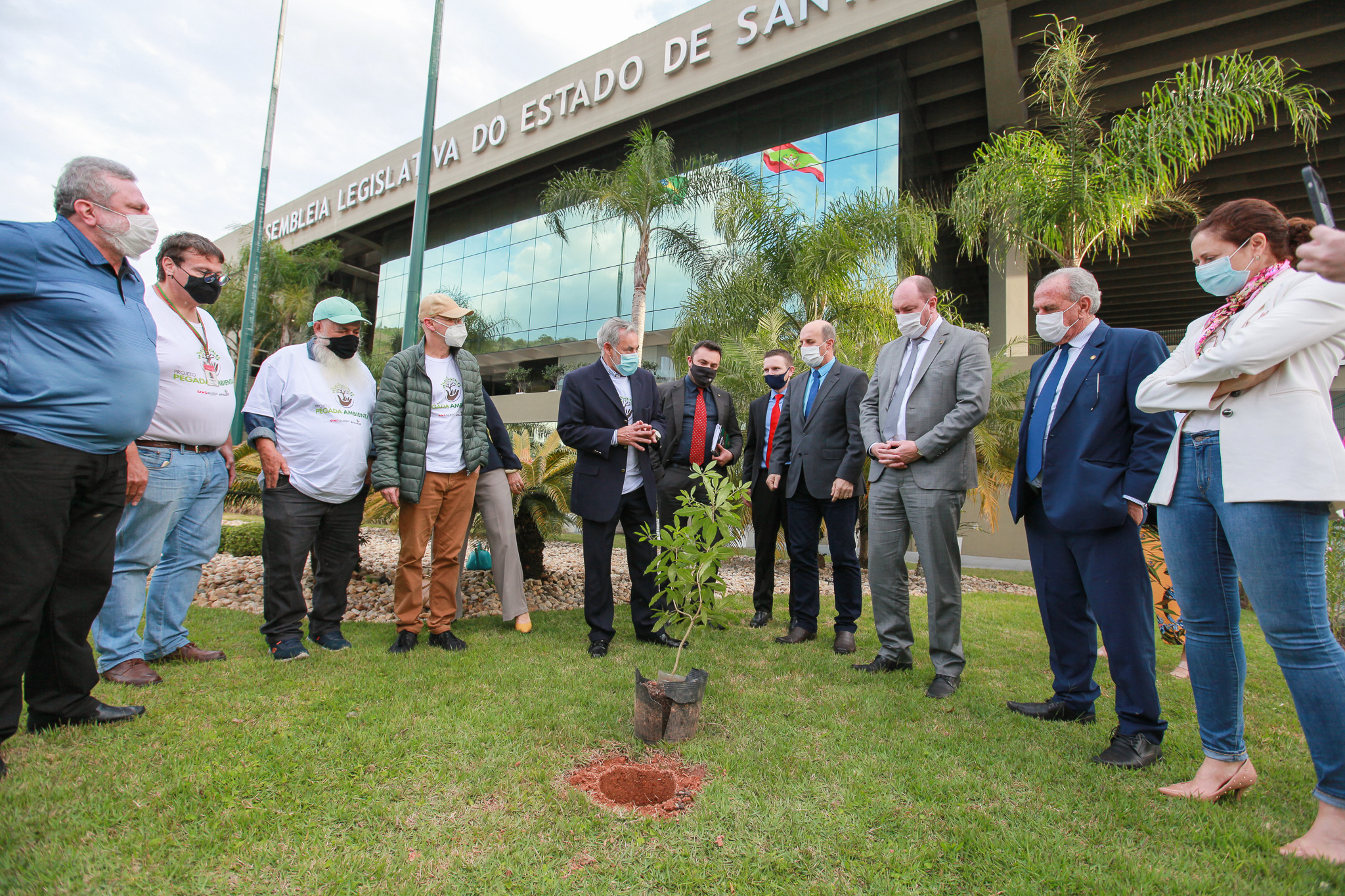 DIA DA ÁRVORE – Plantio de mudas em frente ao Palácio Barriga Verde