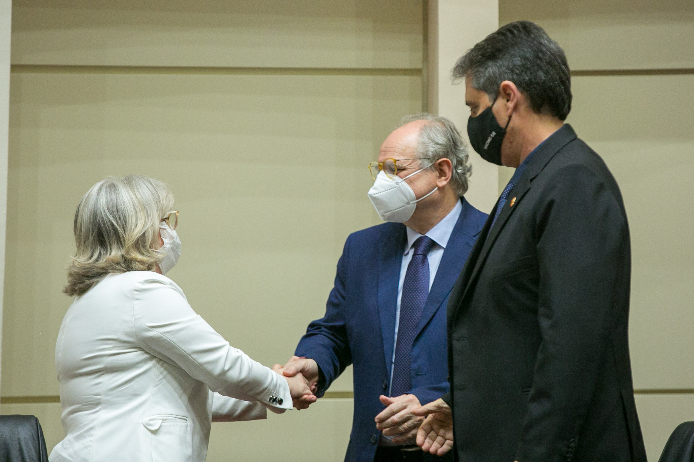 Diretora geral do Lacen, Marlei Pickler Debiasi dos Anjos, Deputado Dr. Vicente Caropreso (PSDB) e Secretário de Estado da Saúde, André Motta Ribeiro