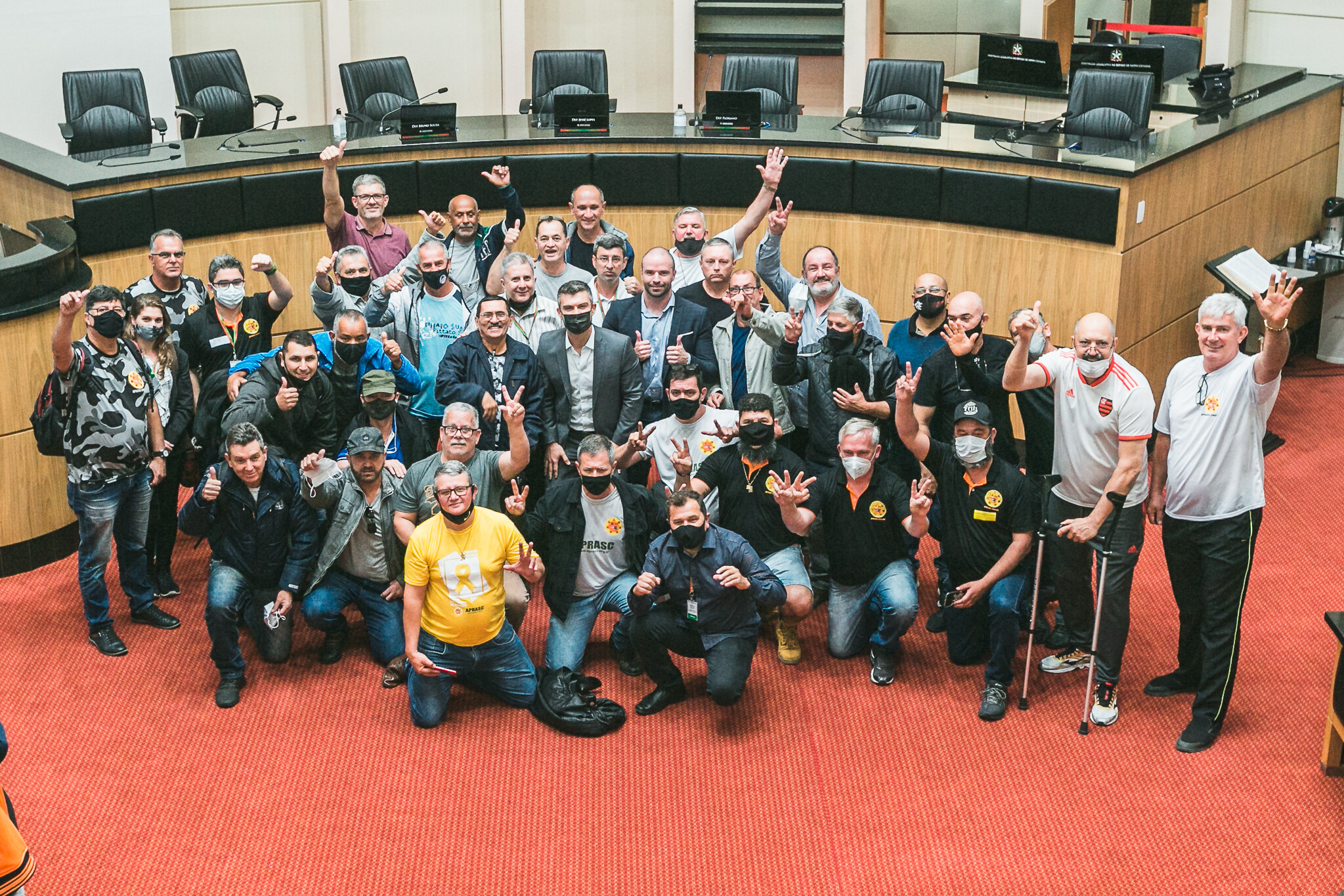 Deputados e policiais militares ao término da audiência pública