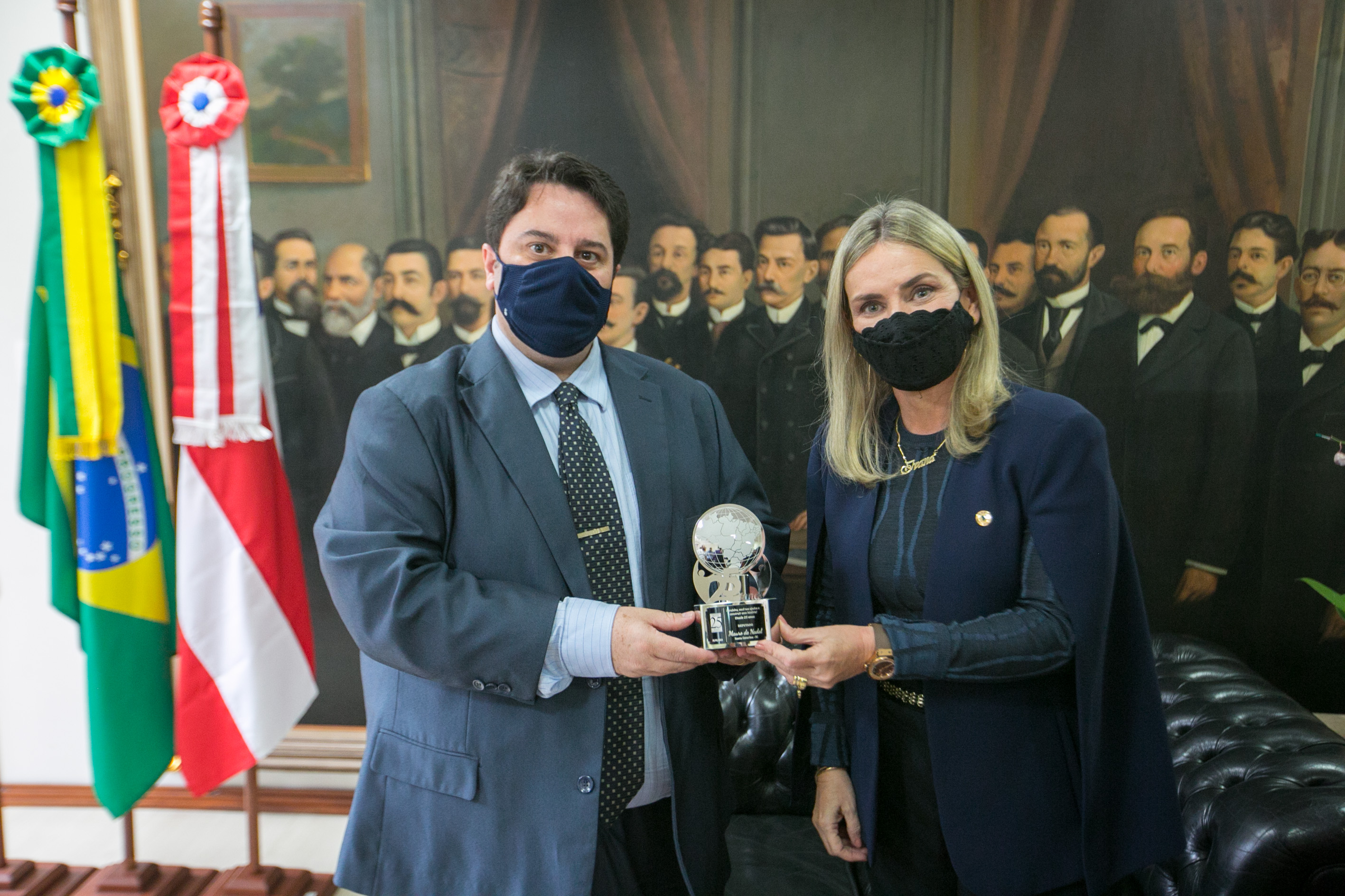 Chefe de gabinete da presidência da Alesc, André Luiz Bernardi e Presidente da UNALE, Deputada Ivana Bastos