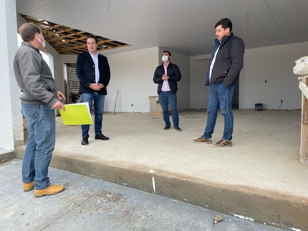 Deputado Minotto confere obras do Centro de Saúde de Lebon Régis