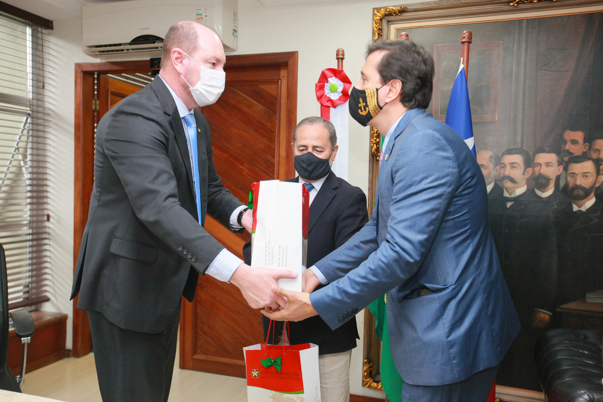 Deputado Mauro de Nadal (MDB), Cônsul honorário de SC, Carlos Alberto de Oliveira Júnior