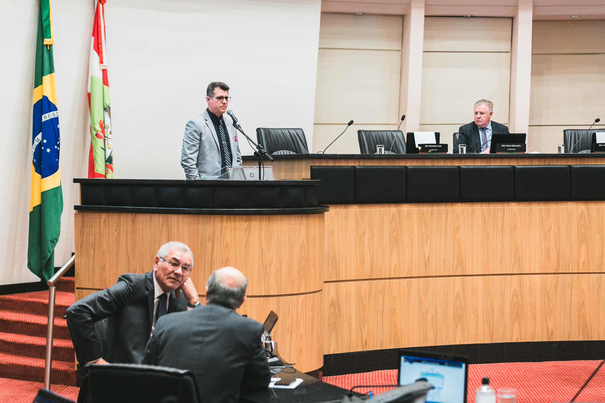 Deputados parabenizam professores e pedem valorização da carreira