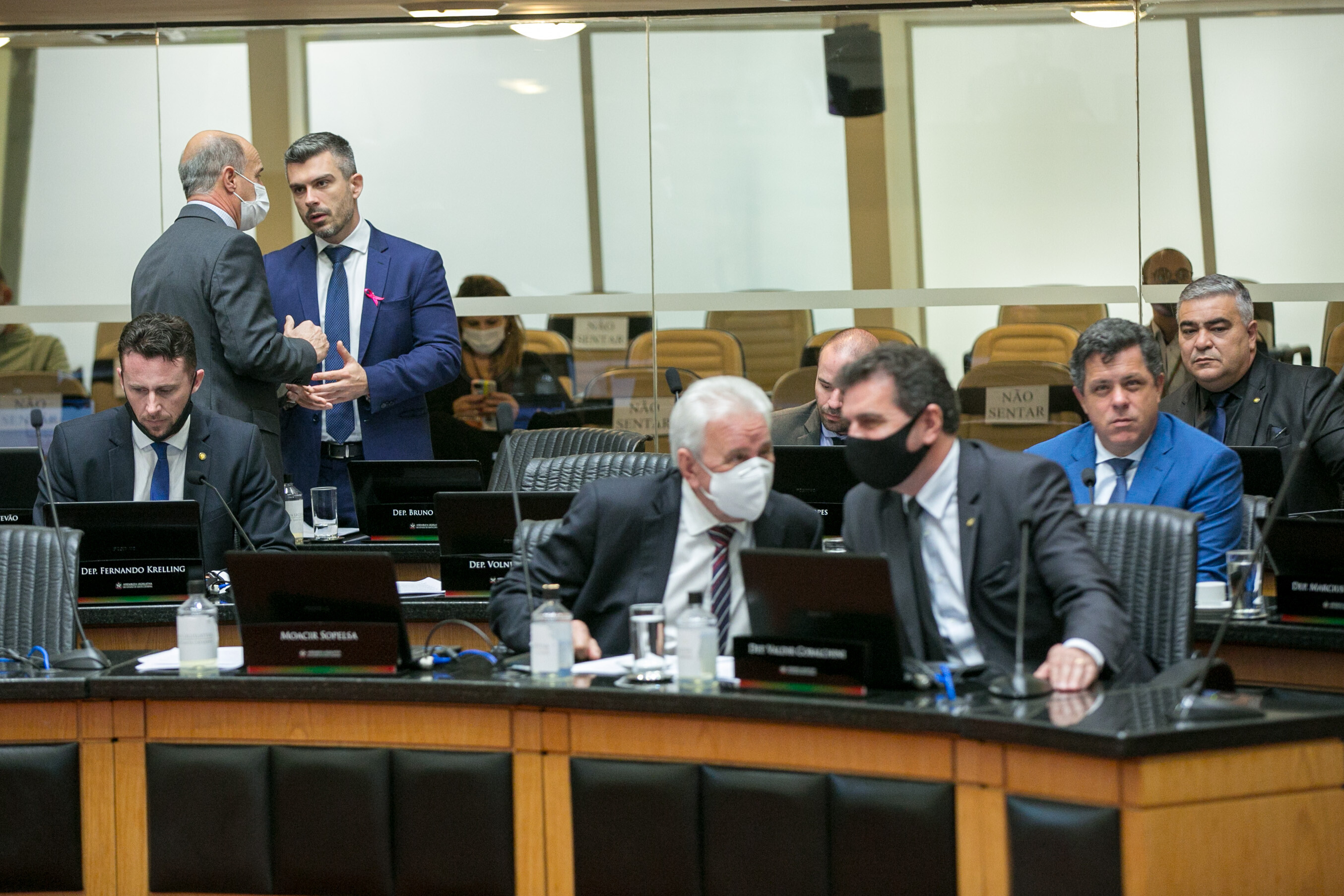 Deputados criticam obras em BRs só com dinheiro estadual e apagão no Oeste