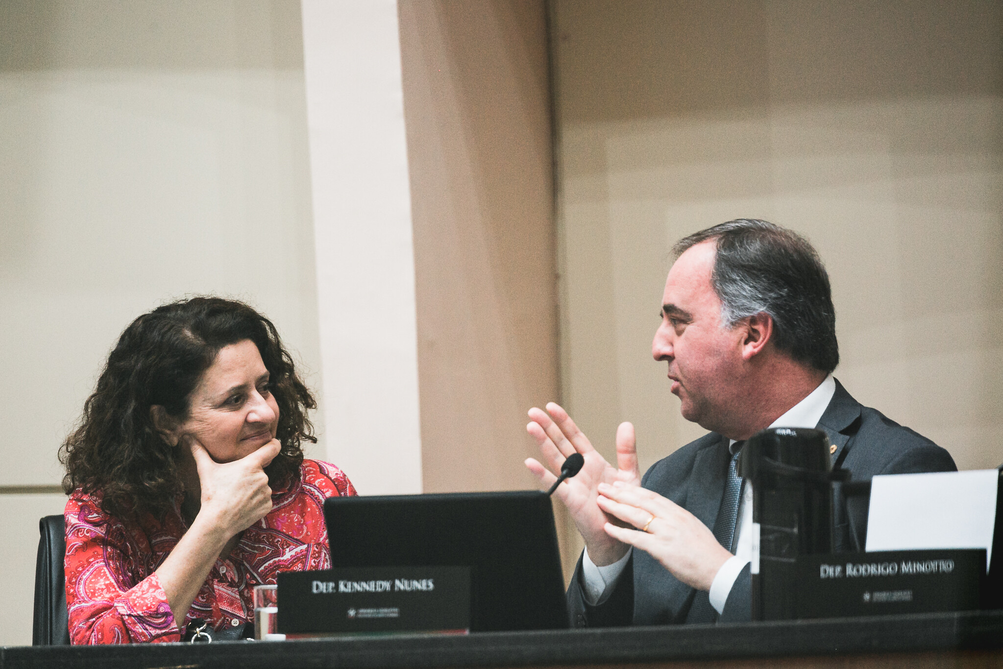 Deputado Kennedy Nunes conversa com a deputada Marlene Fengler