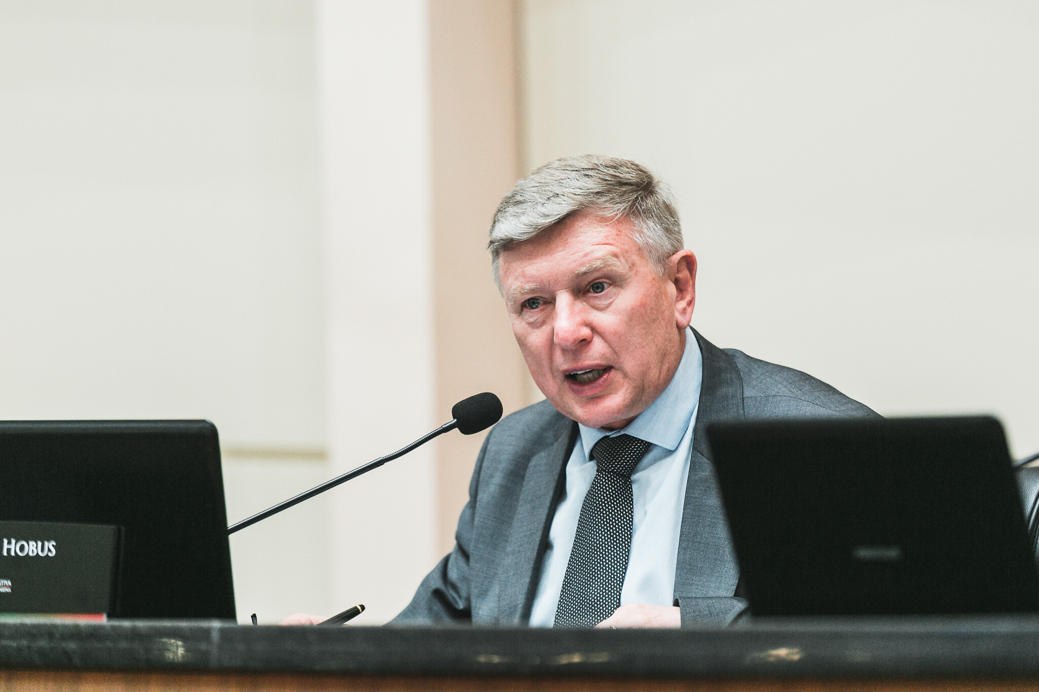 Ingresso de animais para abate e PL do ensino domiciliar têm aval da CCJ