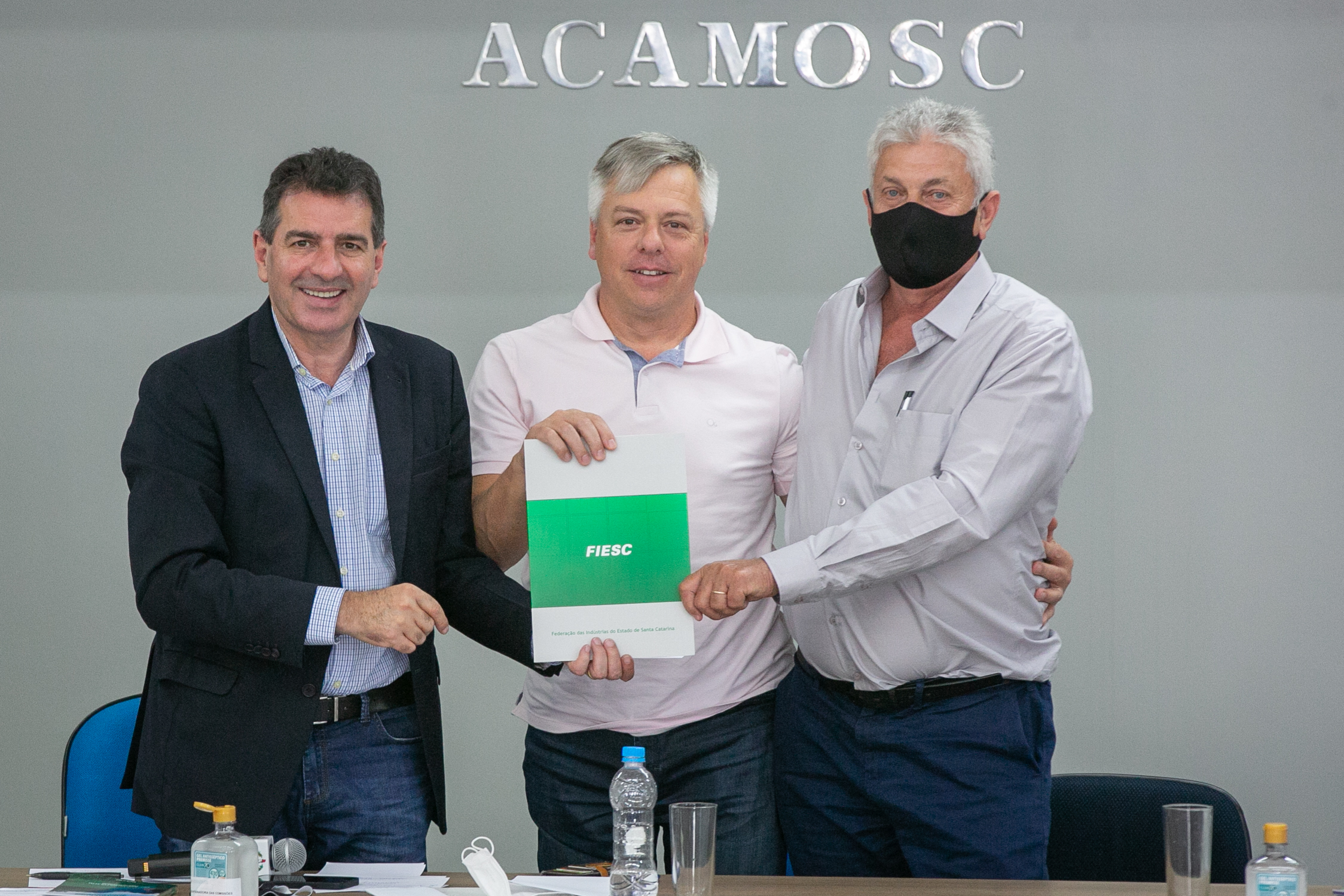 Deputado Valdir Cobalchini (MDB), Deputado Fabiano da Luz (PT) e vice-presidente regional da FIESC, Waldemar Schmitz