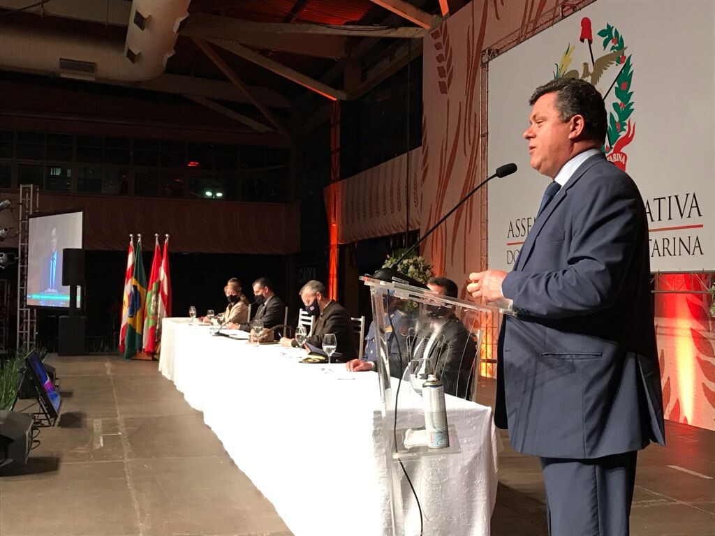 Deputado Ivan Naatz, proponente da sessão, discursa
