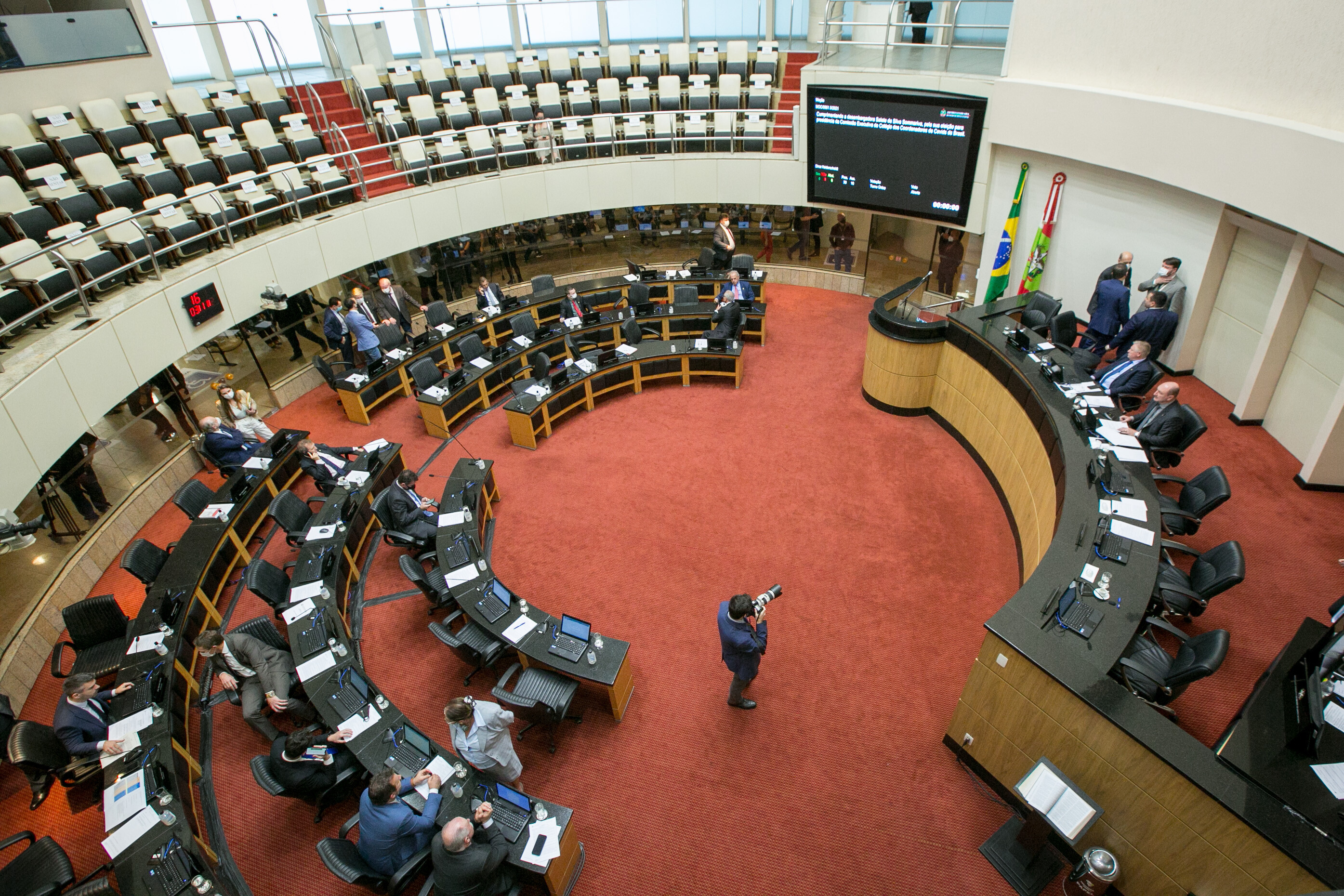 Sessão tem discussão sobre passaporte vacinal e aumento linear para PMSC
