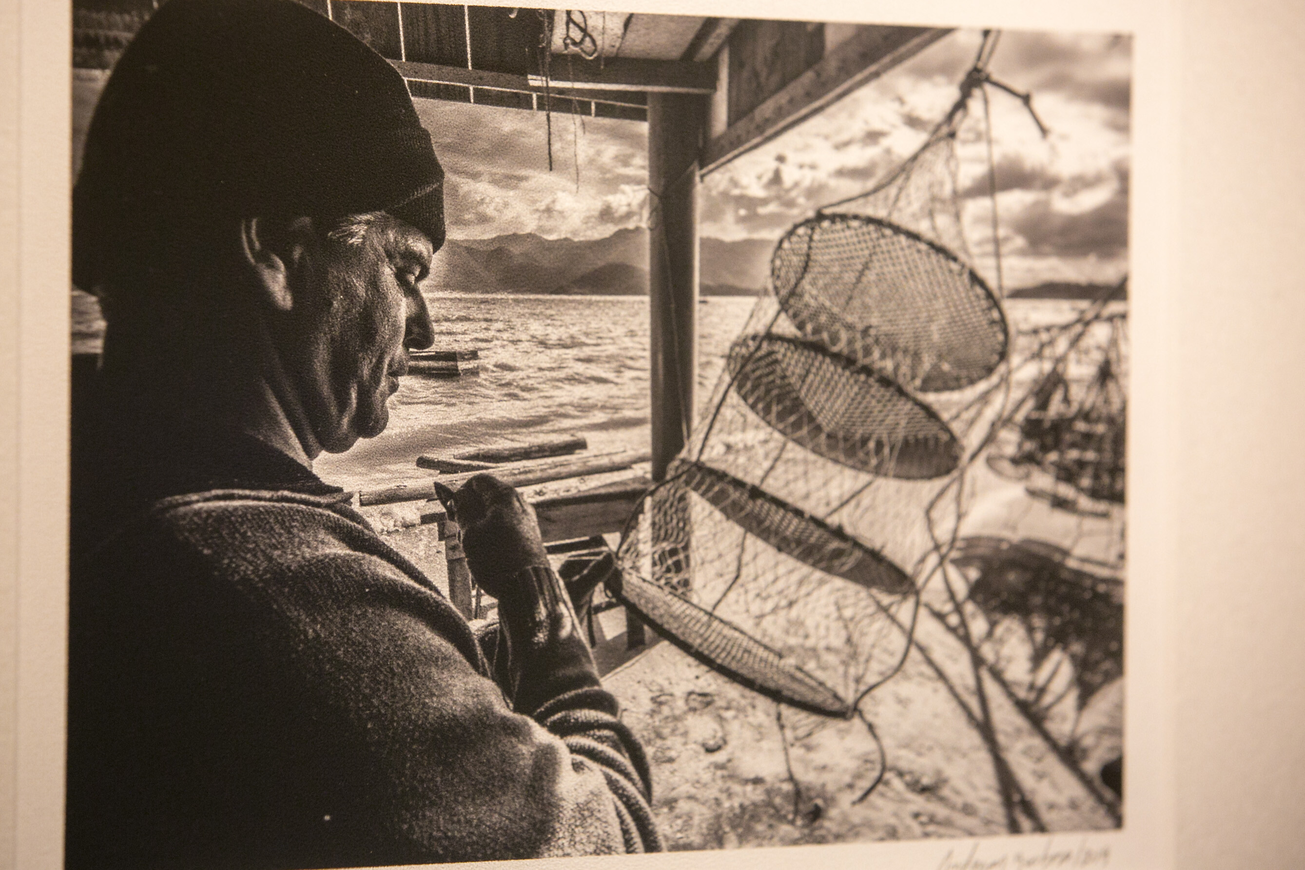 Alesc sedia exposição que retrata trabalho de “OSTRAbalhadores”