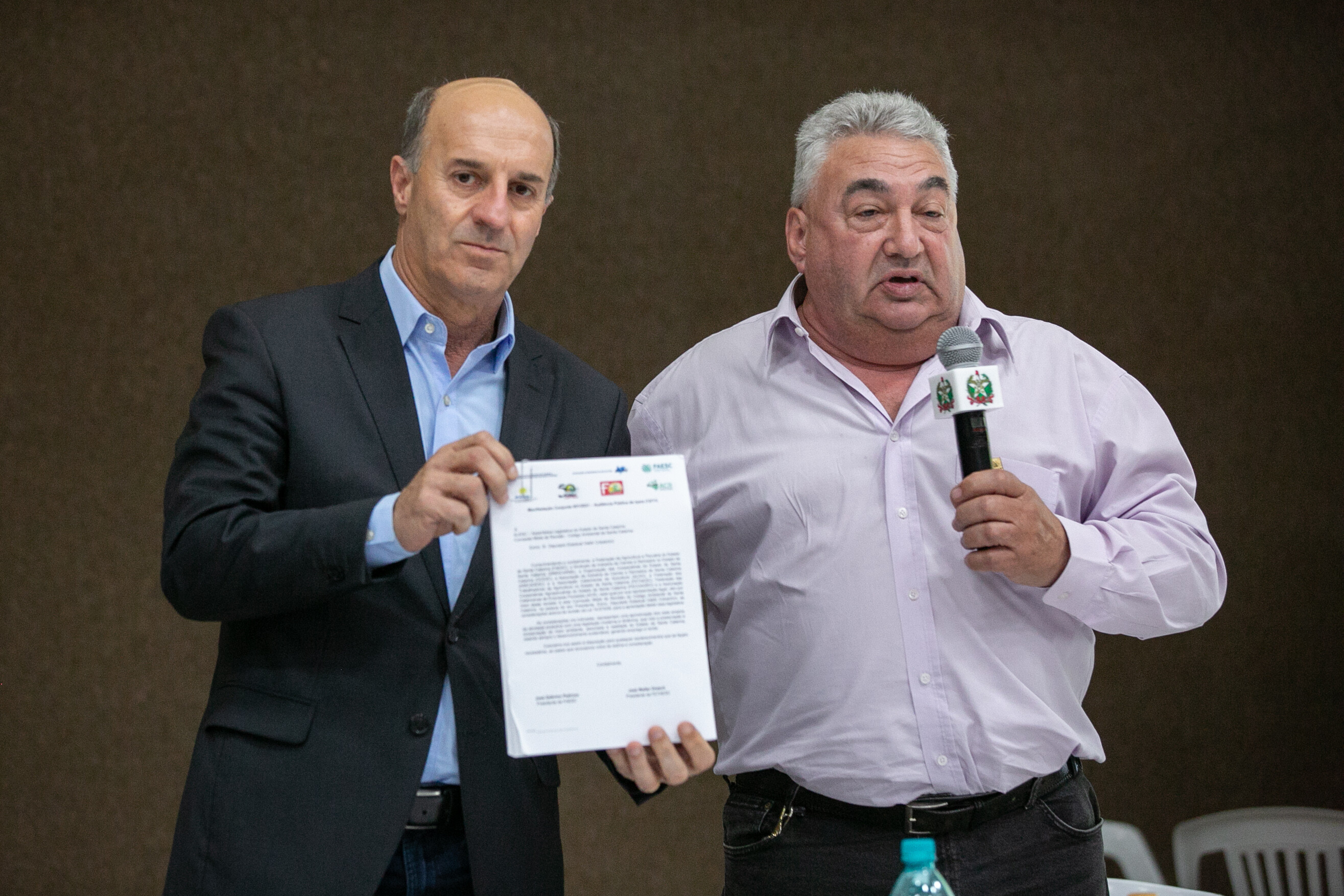 Deputado José Milton Scheffer recebe as sugestões do vice-presidente da Faesc, Enori Barbieri