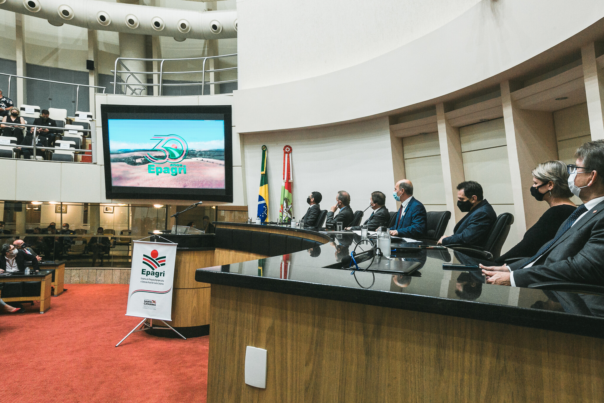 Deputados e convidados assistiram vídeo sobre a trajetória da empresa