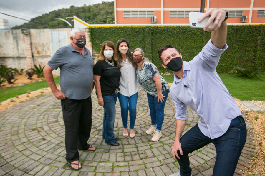 Pose para foto com direção da escola Olavo Bilac, na qual o deputado estudou