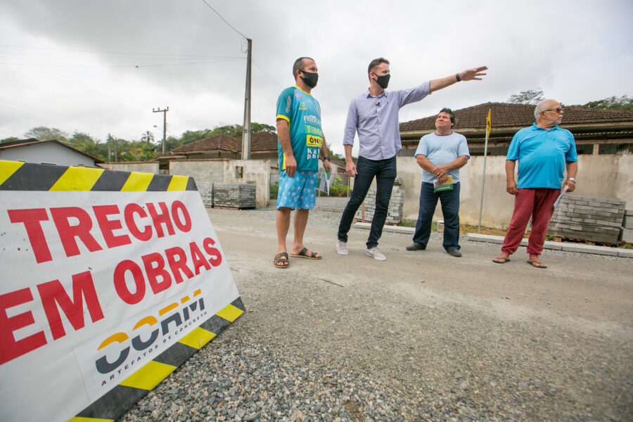 Deputado percorre ruas que estão sendo pavimentadas com recursos de suas emendas parlamentares