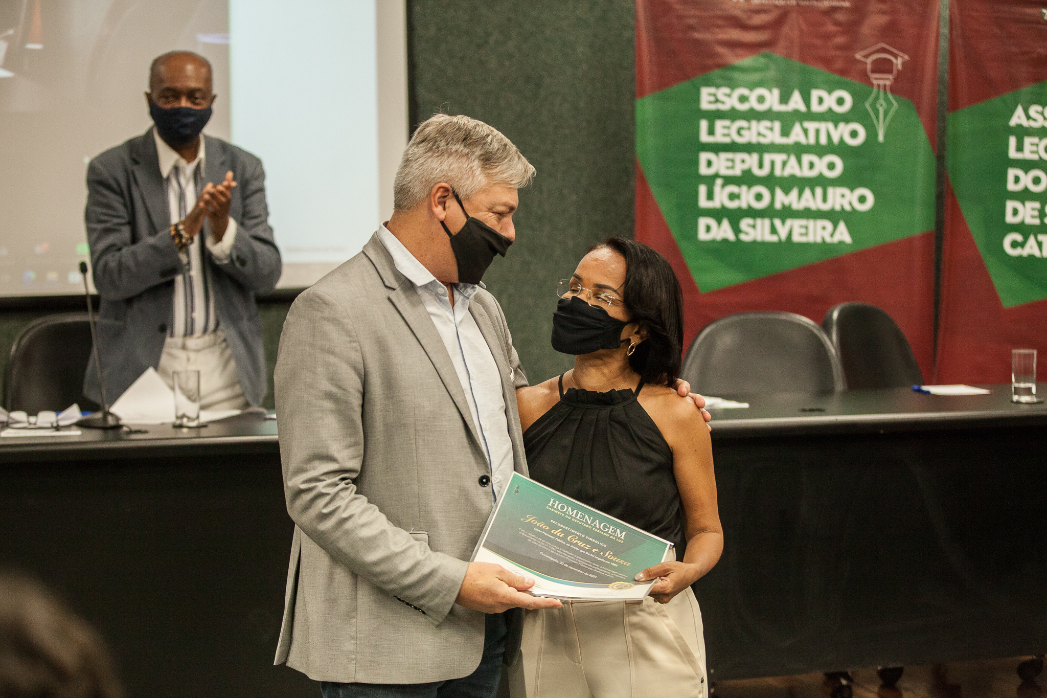Deputado Fabiano da Luz (PT) e Emilene Crus e Souza, trineta do poeta Crus e Sousa.
