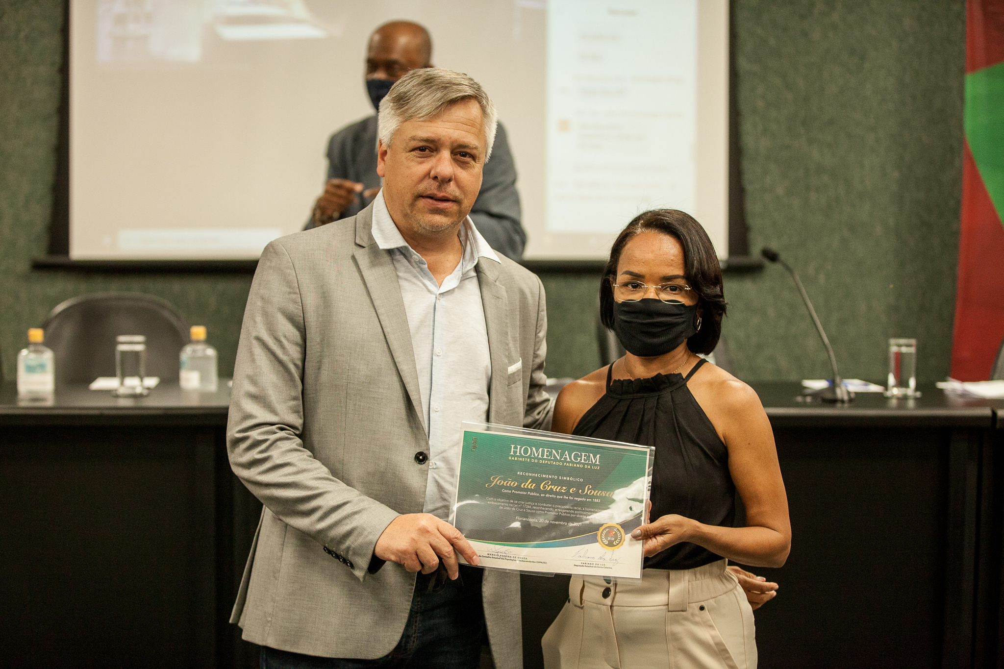 Deputado Fabiano da Luz (PT) e Emilene Crus e Souza, trineta do poeta Crus e Sousa