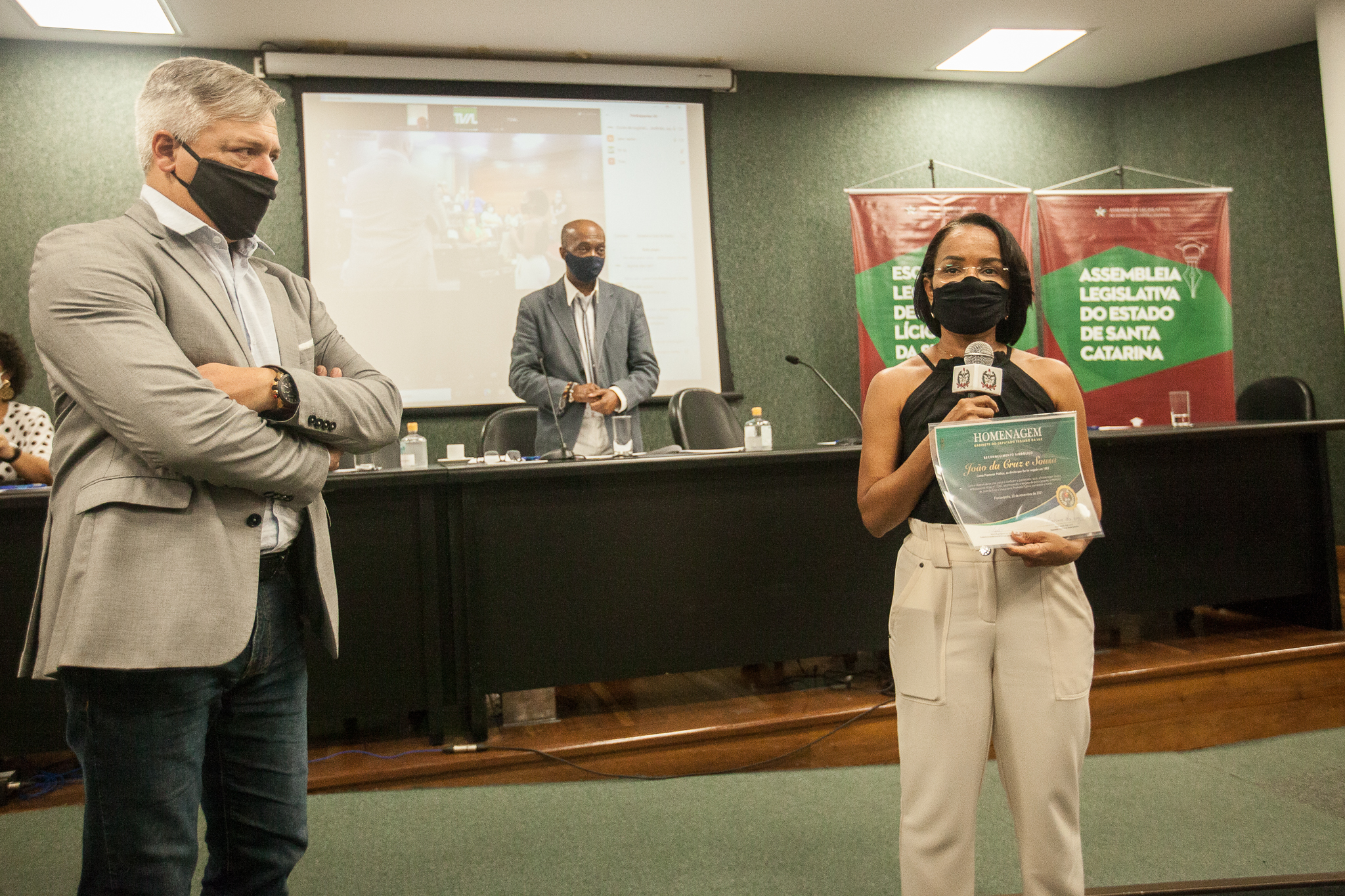 Deputado Fabiano da Luz (PT) e Emilene Crus e Sousa, trineta do poeta Crus e Sousa