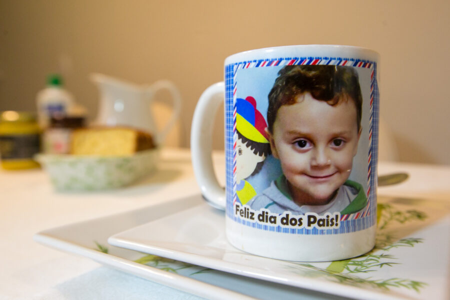 Caneca com foto do filho estampada acompanha deputado no trabalho