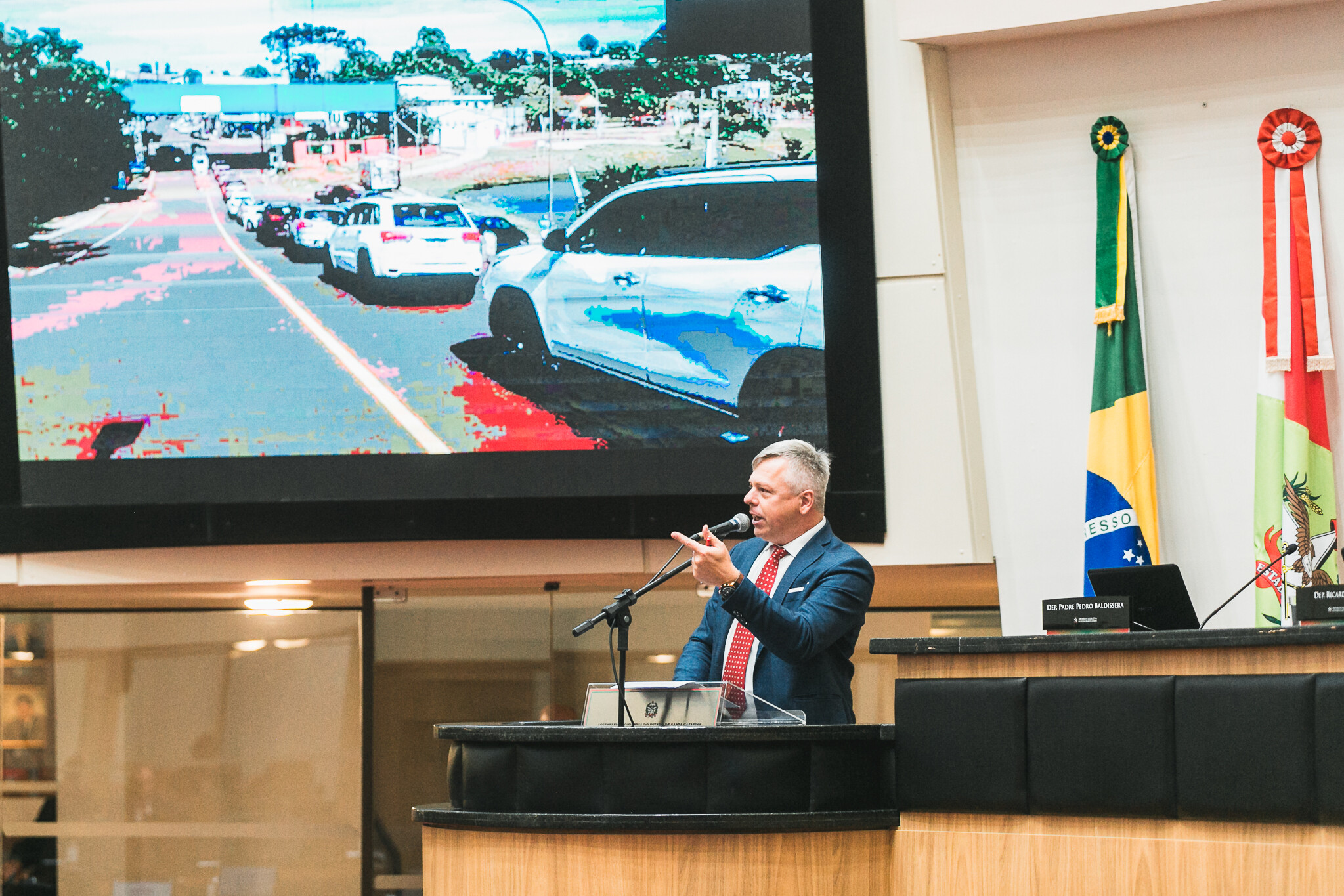 Sessão tem críticas a Bolsonaro e ao passaporte vacinal