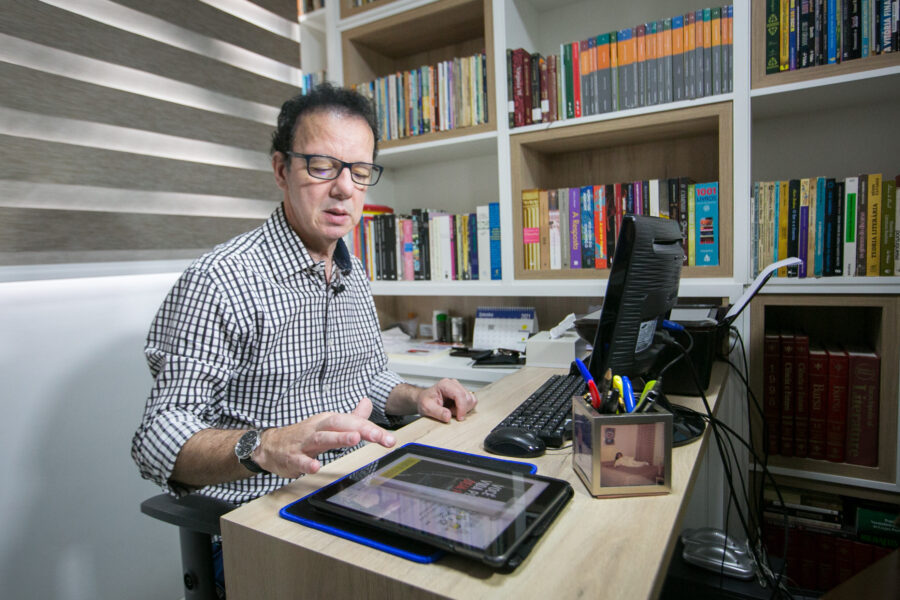 O deputado em seu escritório