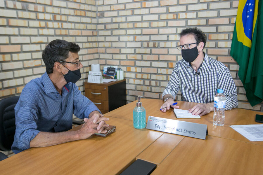 No gabinete regional, em Blumenau, deputado atende sem hora marcada, às segundas-feiras