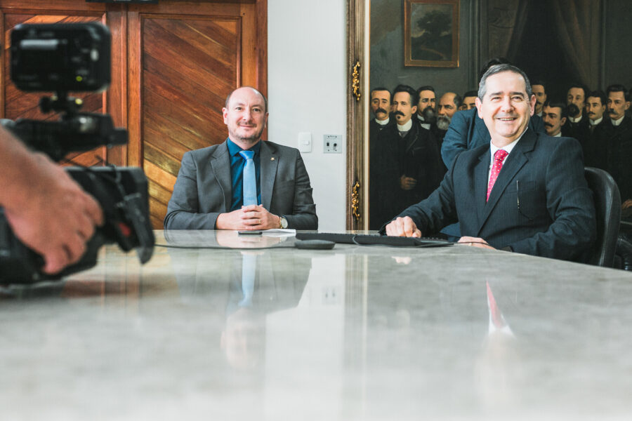 Presidente da Alesc, Mauro De Nadal, e presidente do TRF4, Ricardo Teixeira do Valle Pereira, firmaram acordo para cessão gratuita do sistema