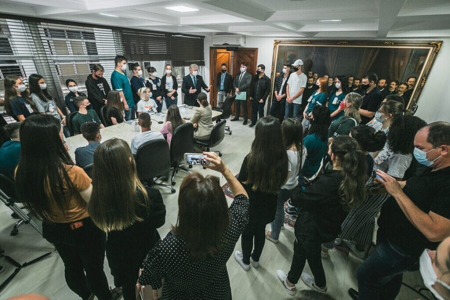Deputados eleitos pelo Parlamento Jovem visitam presidência da Casa