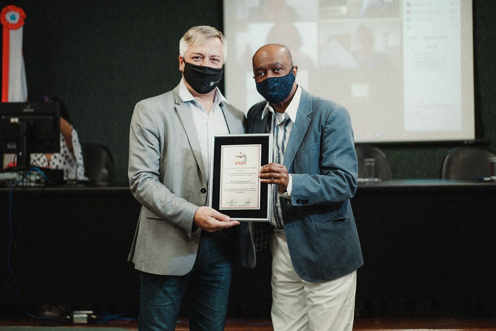Fabiano entrega placa com moção de aplausos pelos 20 anos do Cepa/SC