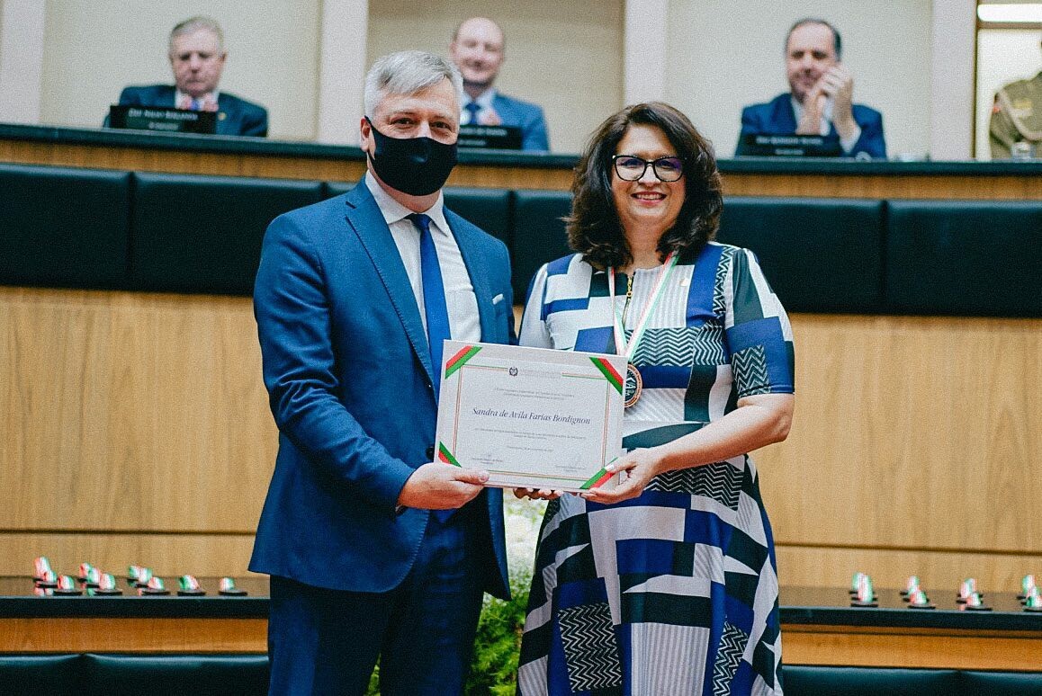 Sandra Bordignon recebe homenagem por serviço voluntário aos migrantes
