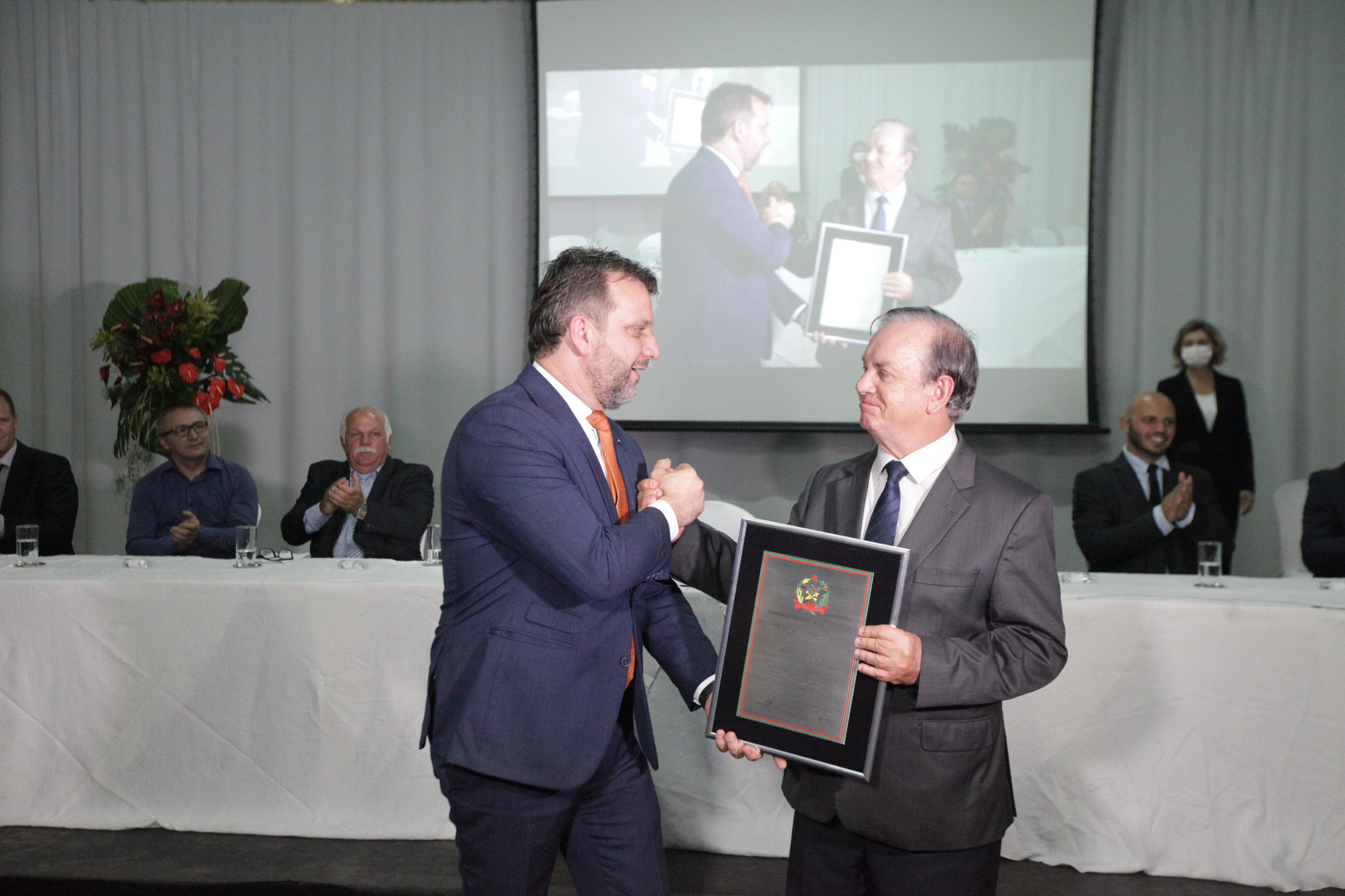Assembleia homenageia deputado federal Peninha