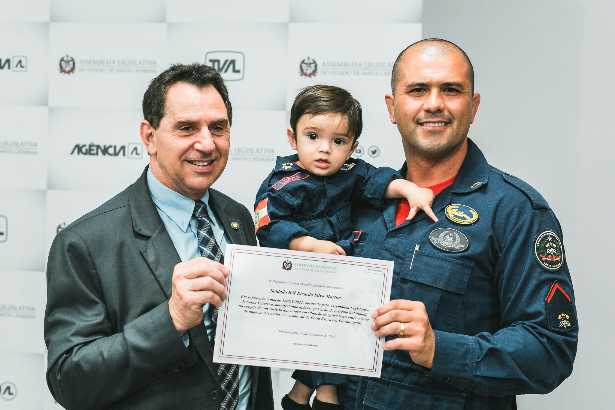 Bombeiro que socorreu surfista em Florianópolis recebe moção de aplauso