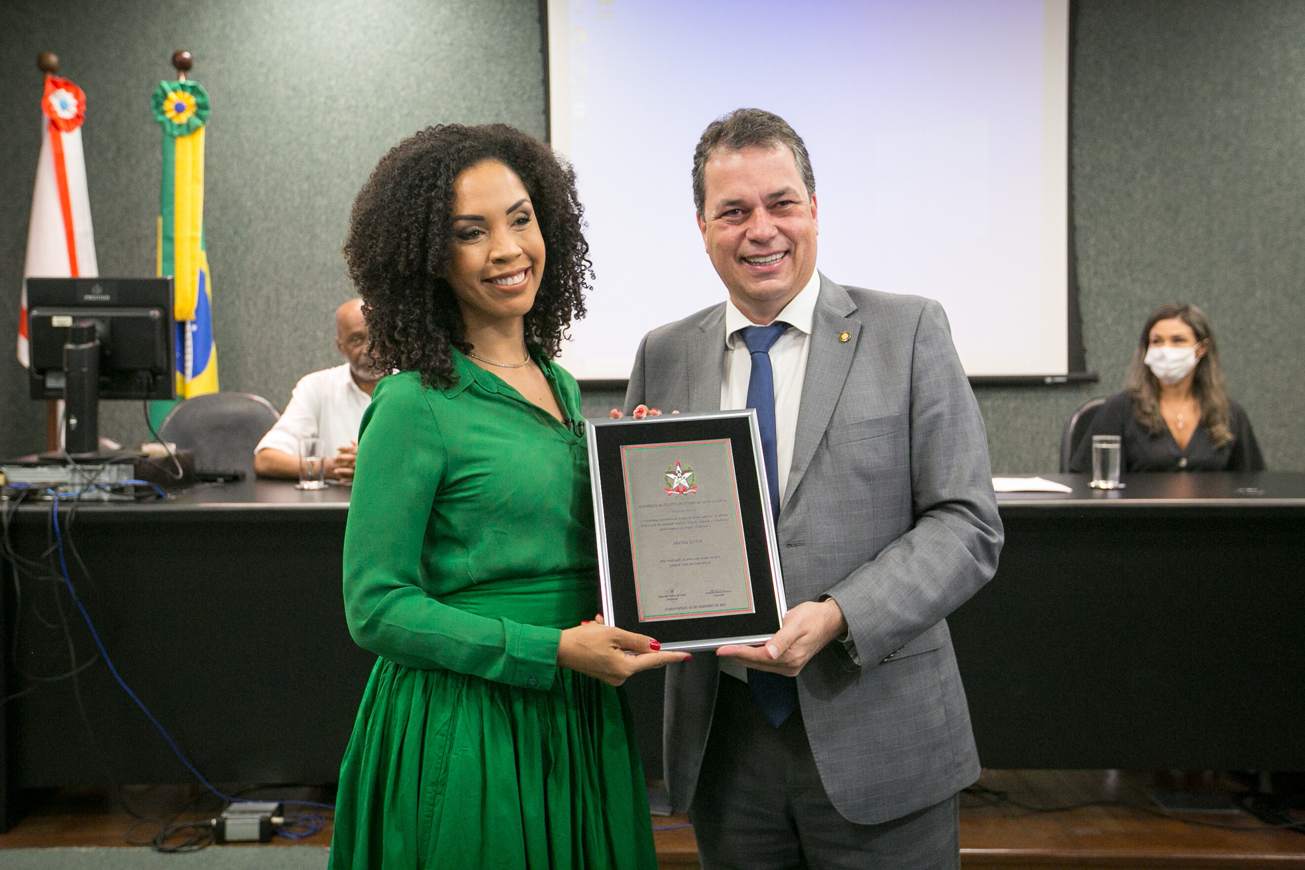 Minotto entrega moção de aplauso para jornalista Amanda Santos