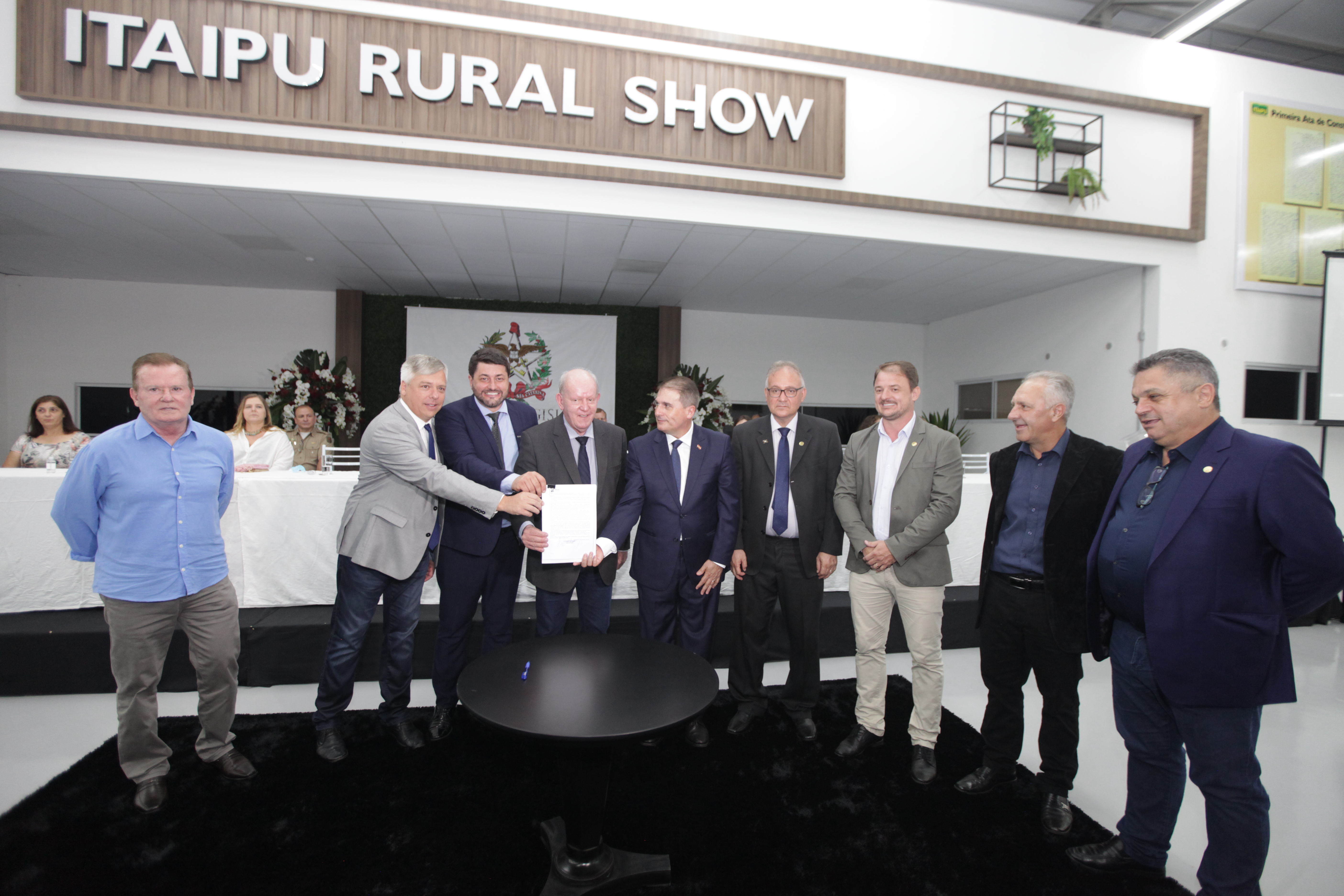 Assinatura do edital de lançamento de licitação para a construção do Laboratório do Leite da Udesc