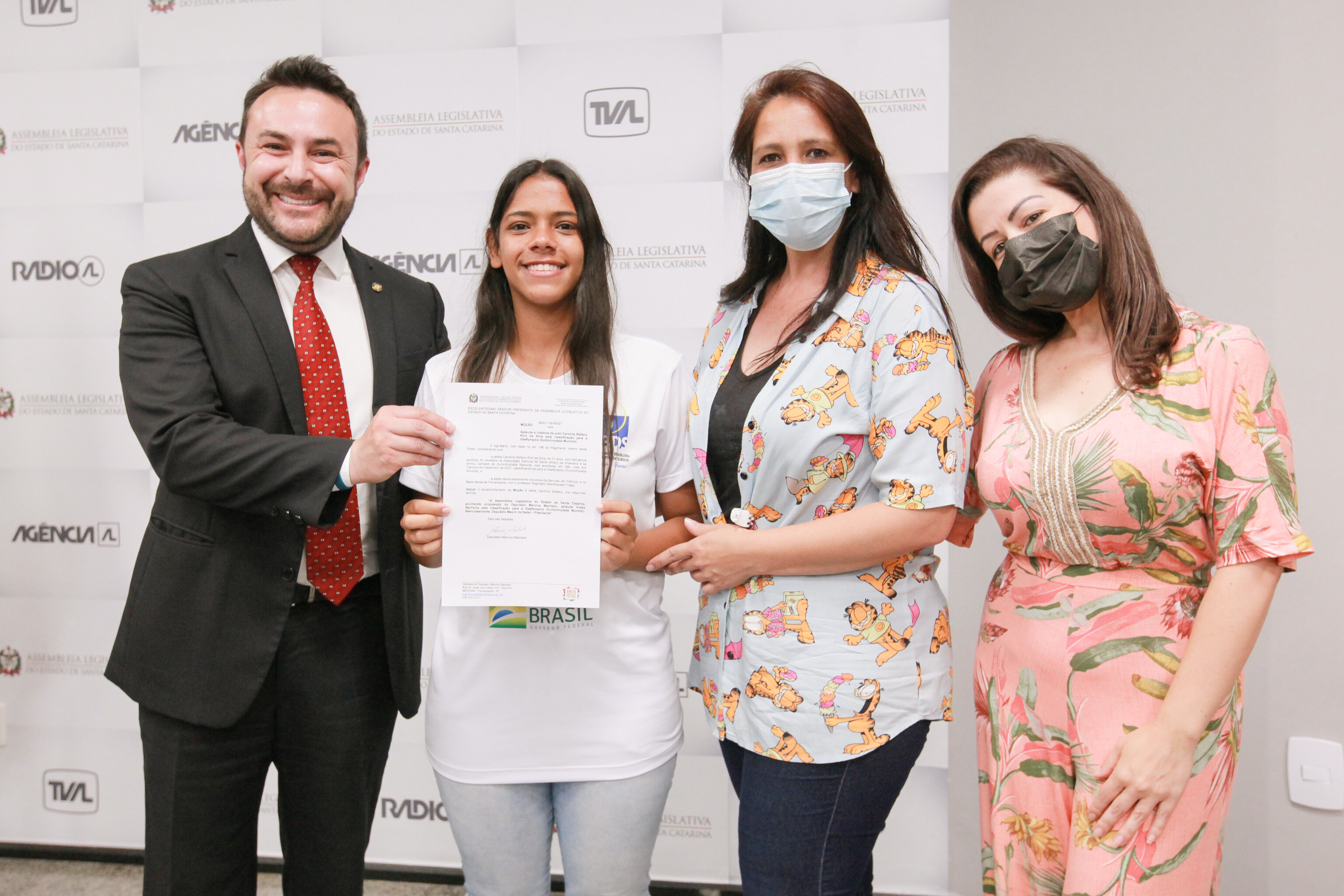 Atleta de judô com deficiência auditiva recebe moção de aplauso