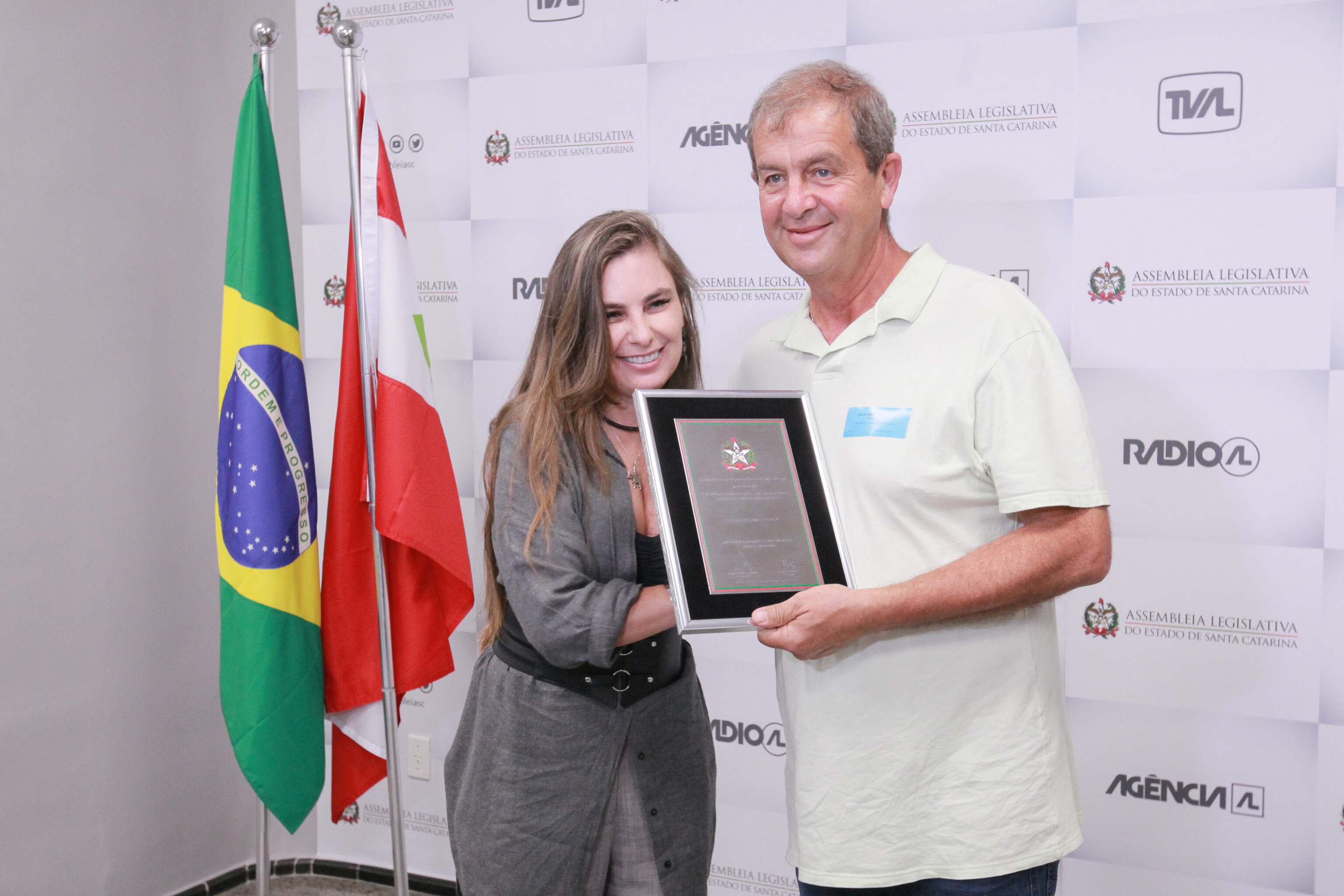 Moções de aplauso homenageiam pessoas e entidades