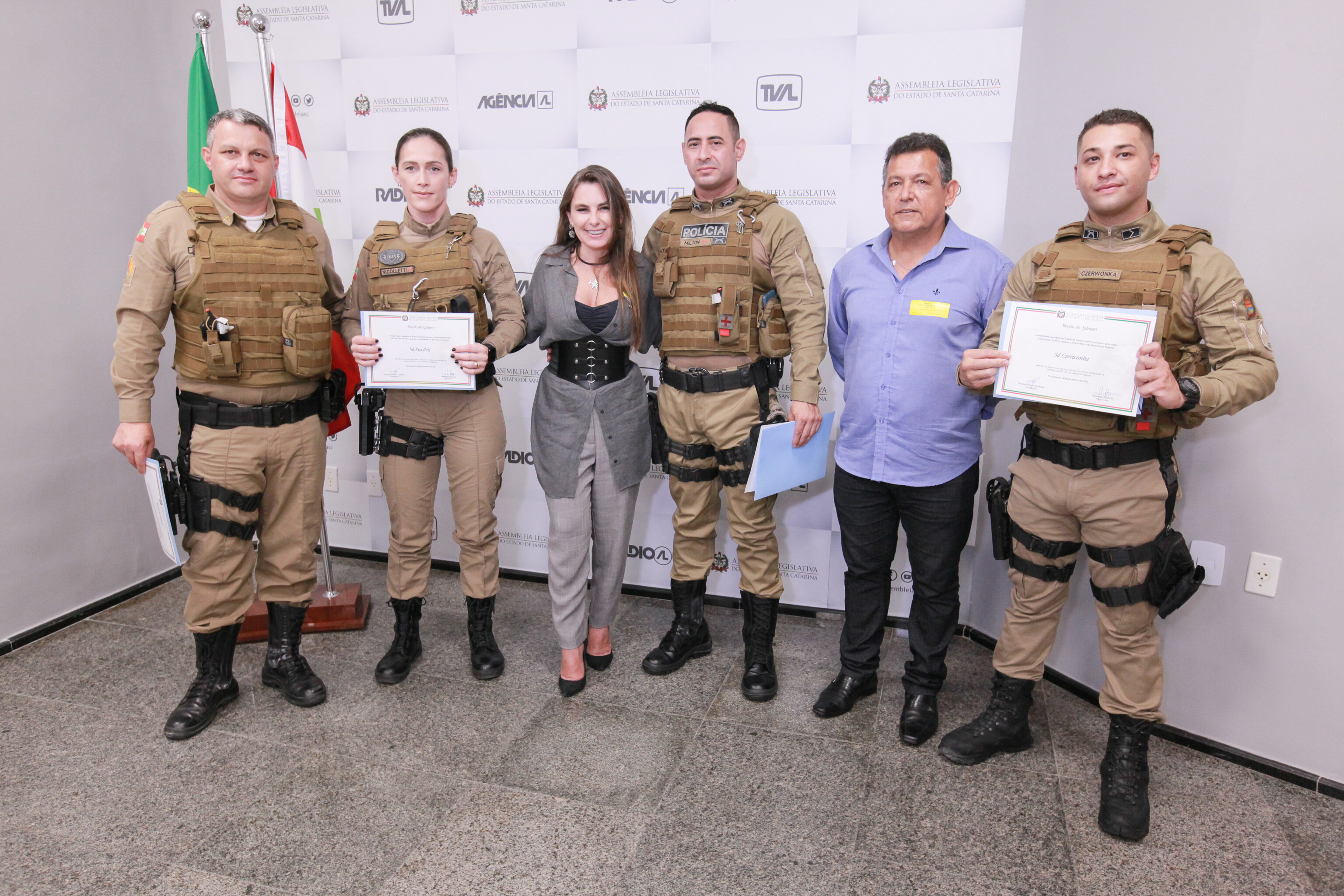 Deputada Paulinha e policiais militares de Itapema