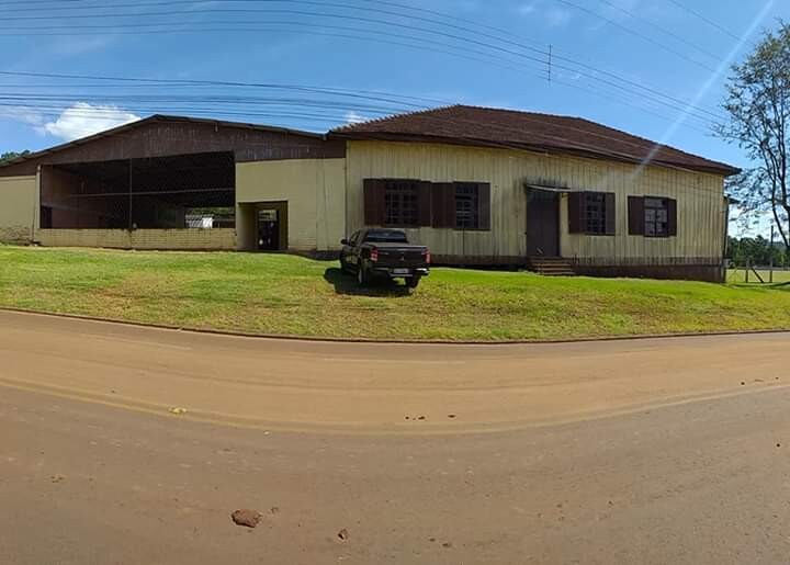 O antigo salão de madeira, erguido na década de 1950 pelos moradores da comunidade