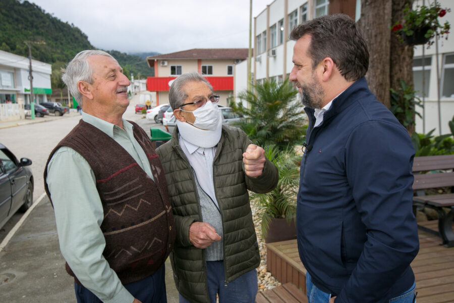 Em seu percurso pelo Alto Vale,  Jerry Comper procura manter a prática de ouvir pessoalmente as demandas dos moradores da região
