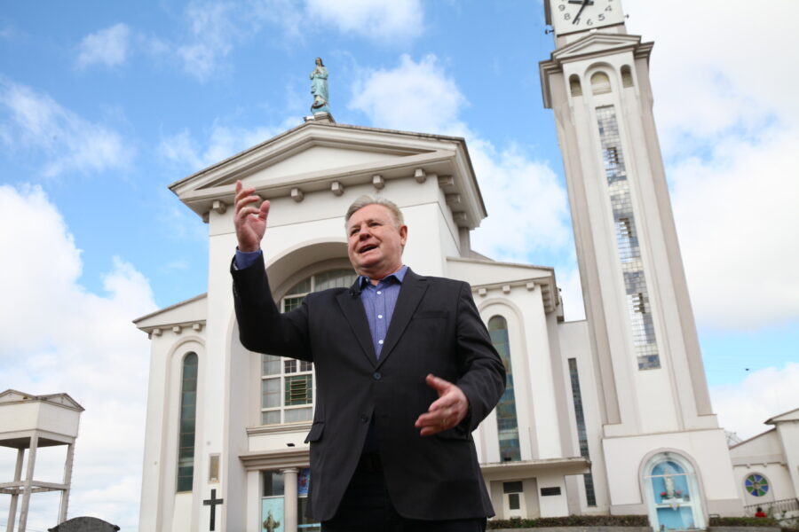 Deputado Nilson Berlanda em frente à igreja matriz de Curitibanos, a cidade em que ele vive desde 1985