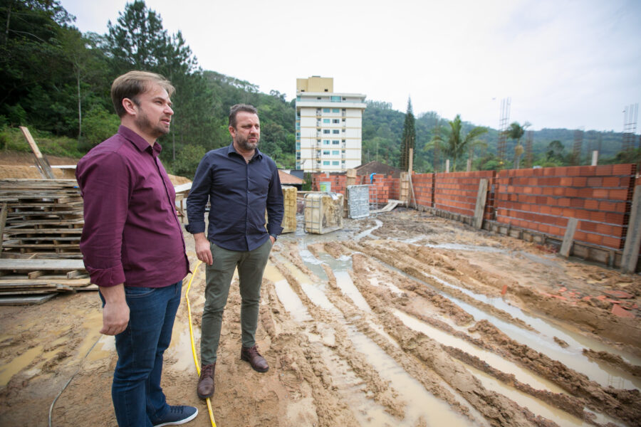 Jerry e o prefeito de Ibirama, Adriano Poffo, fiscalizam obra de construção de um quartel da Polícia Militar