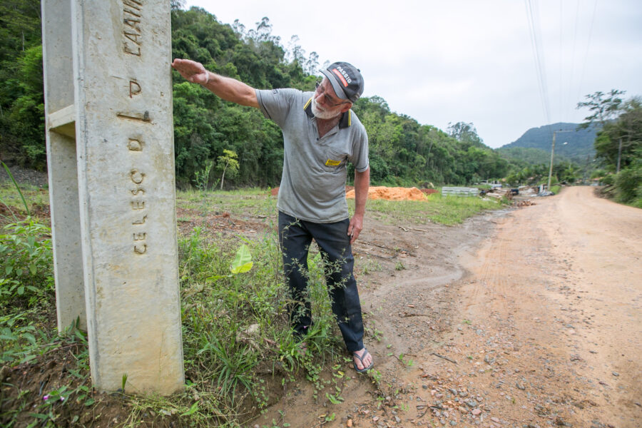 Agricultor Ingo Wiese, mostrando até onde chegou o nível das águas, que arrasaram o bairro Revólver