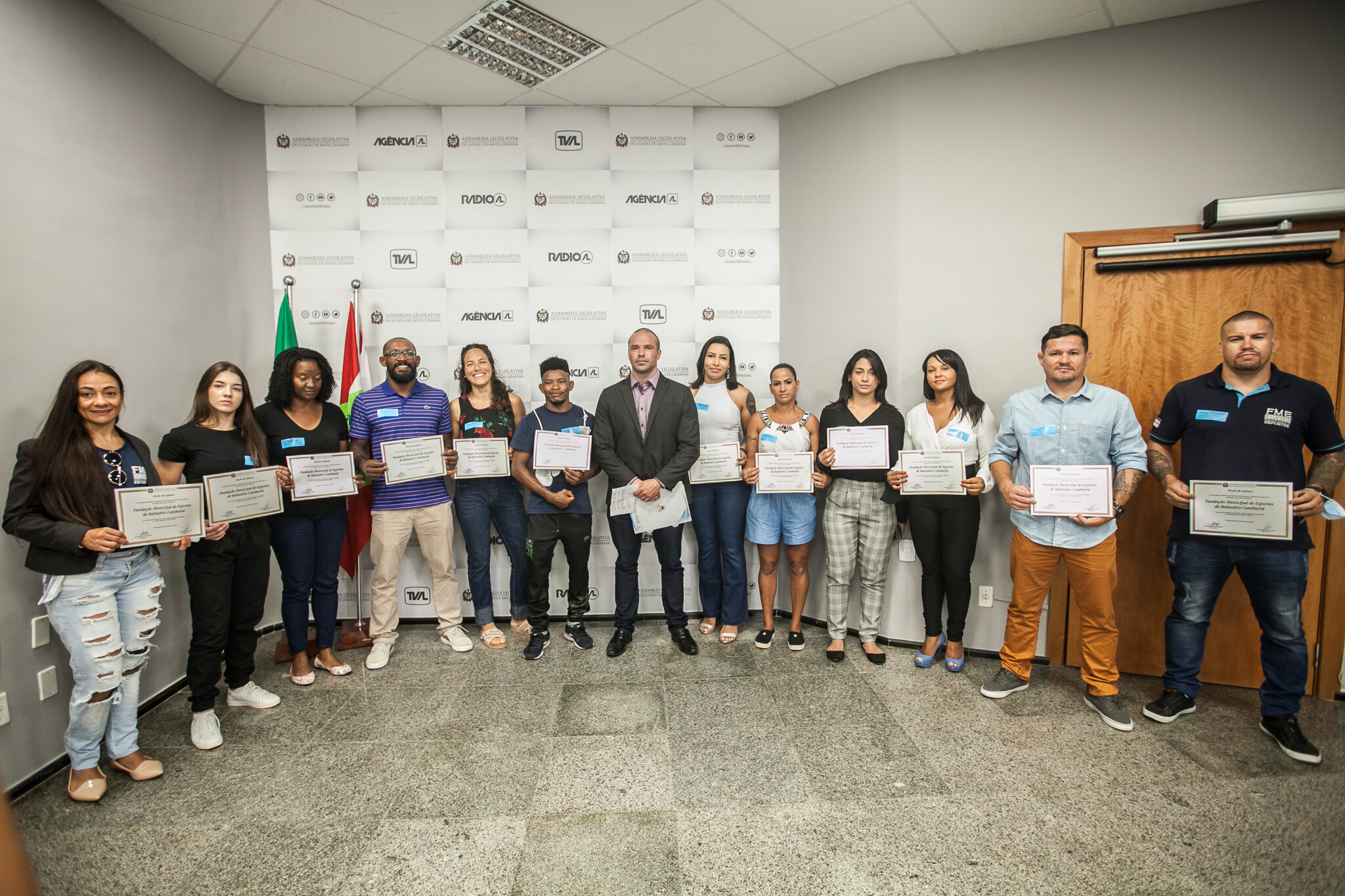 Atletas de jiu-jitsu recebem homenagem da Assembleia Legislativa