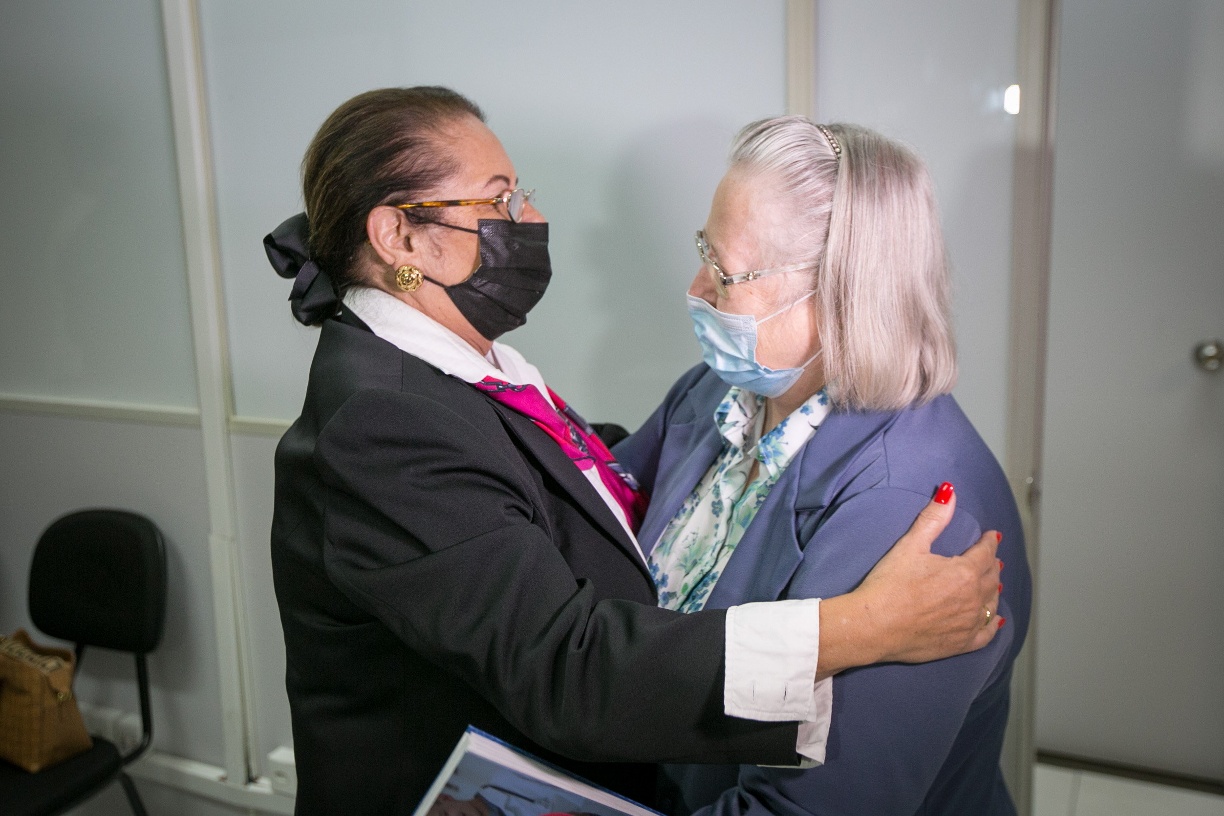 Deputada Ada De Luca (MDB) e Vice-diretora do Hospital São José, irmã Terezinha Buss
