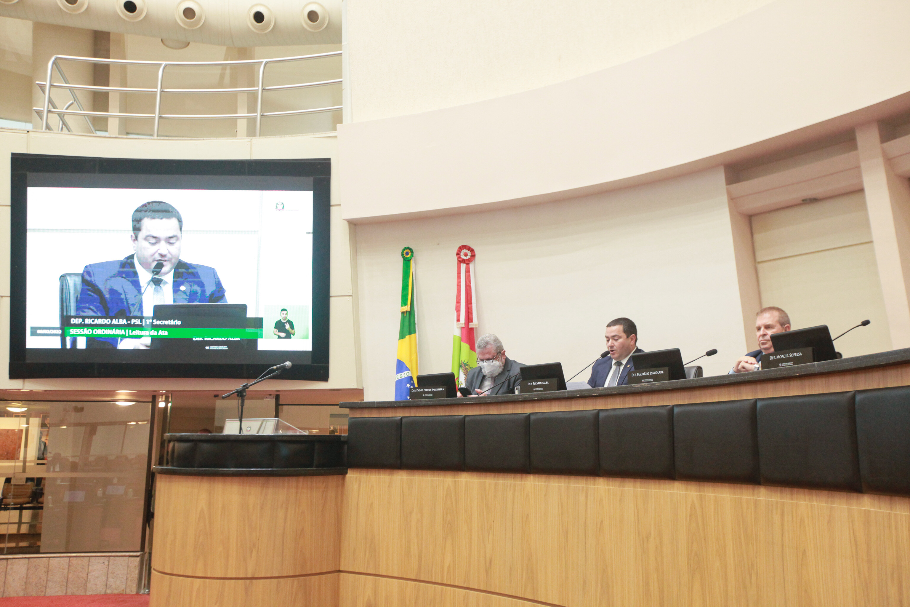 Violência contra a mulher e críticas à exigência da vacina voltam ao debate