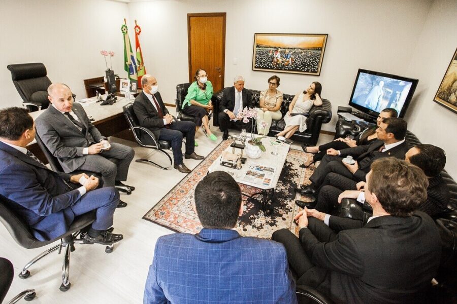 SESSÃO ESPECIAL - Governador em conversa com deputados e autoridades