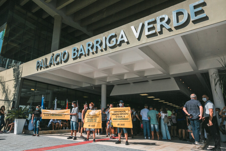 Representantes de estabelecimentos manifestaram em frente à Alesc pela derrubada do veto. Eles pedem à equiparação da alíquota de ICMS cobrada em SC c