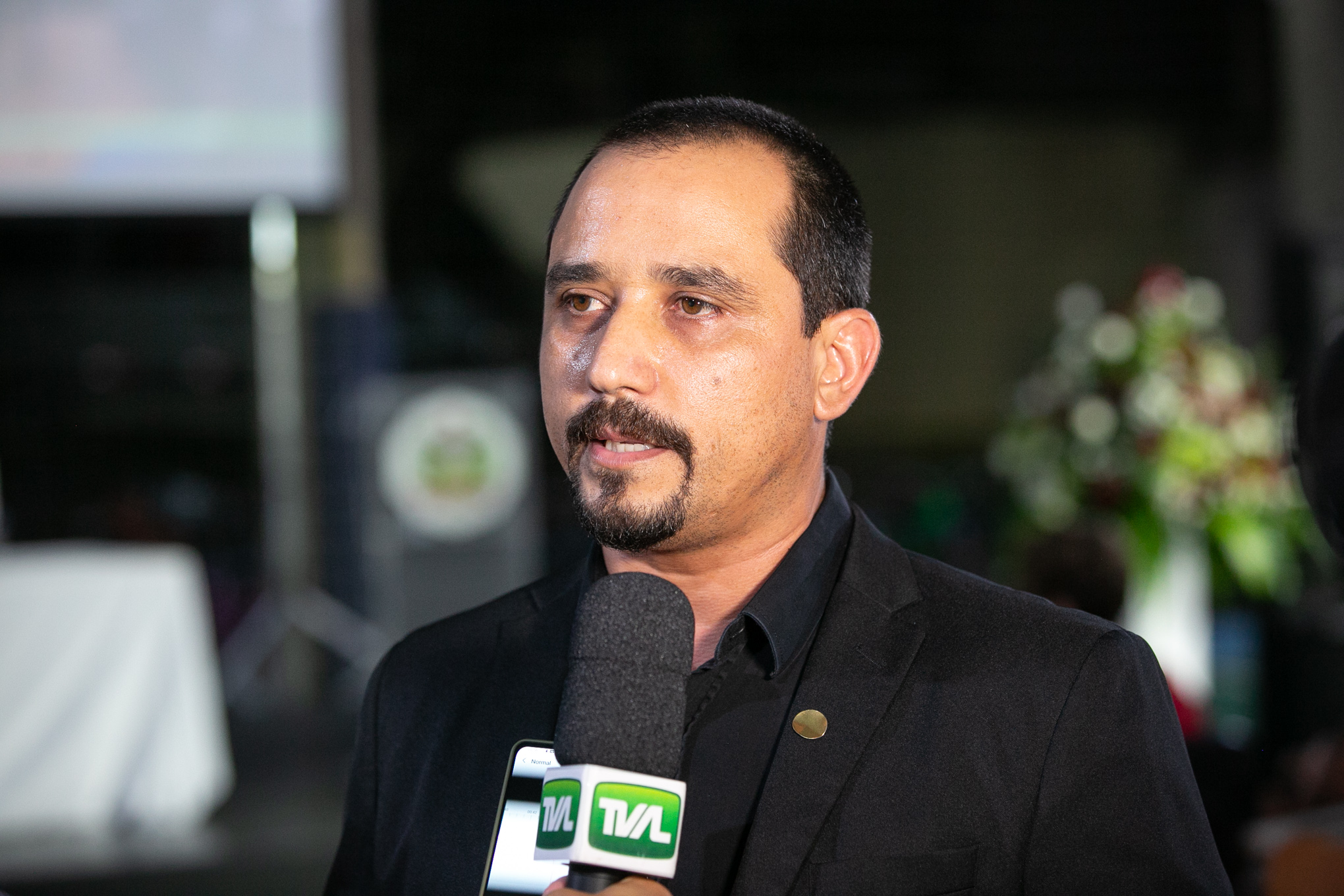 Diretor da Escola de Educação Básica Professor Honório Miranda, professor Dioney Luiz Fernandes