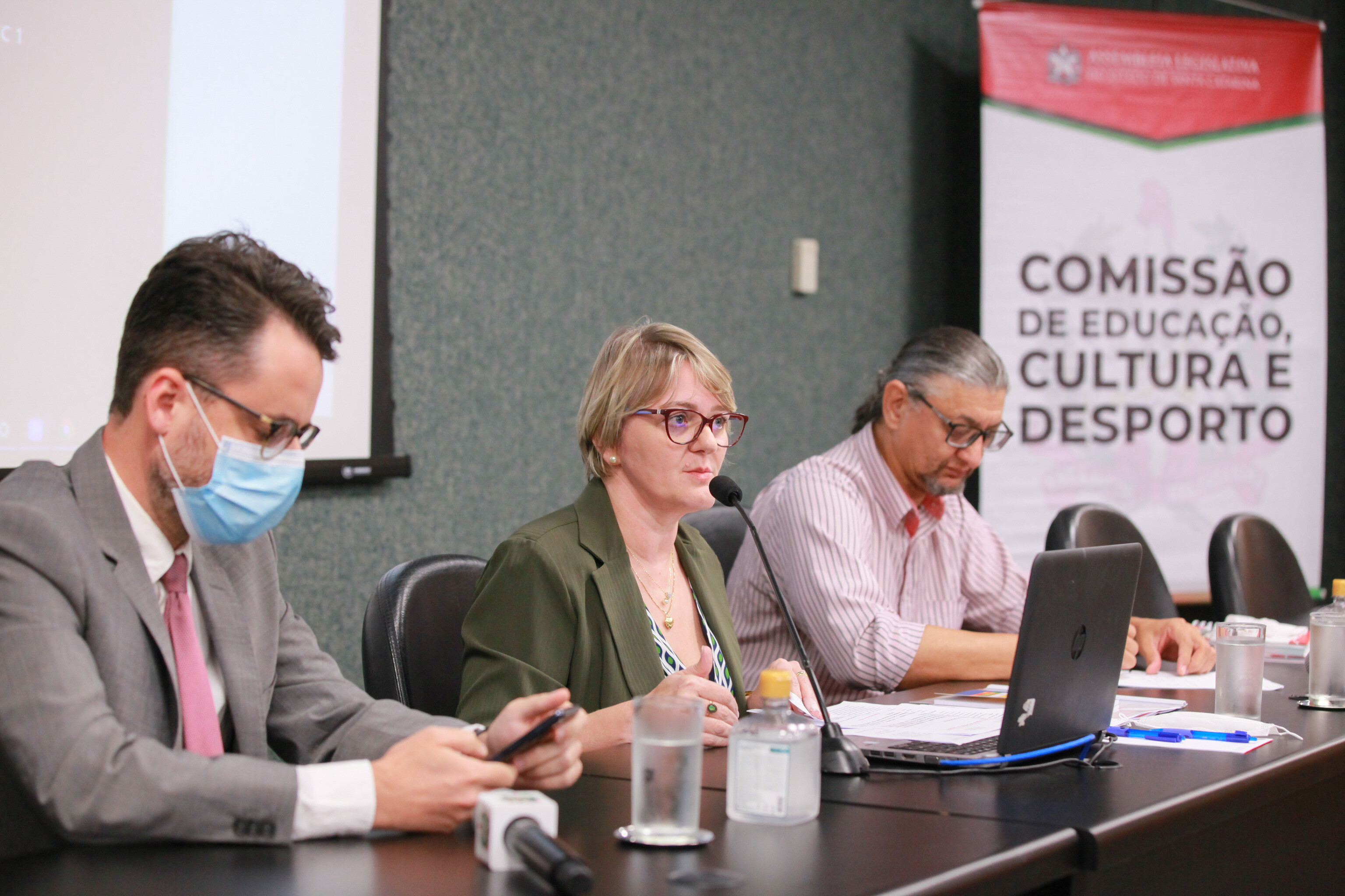 Promotor do Ministério Público, João Luiz de Carvalho Botega, deputada Luciane Carminatti e o coordenador do Sinte, Luiz Carlos Vieira