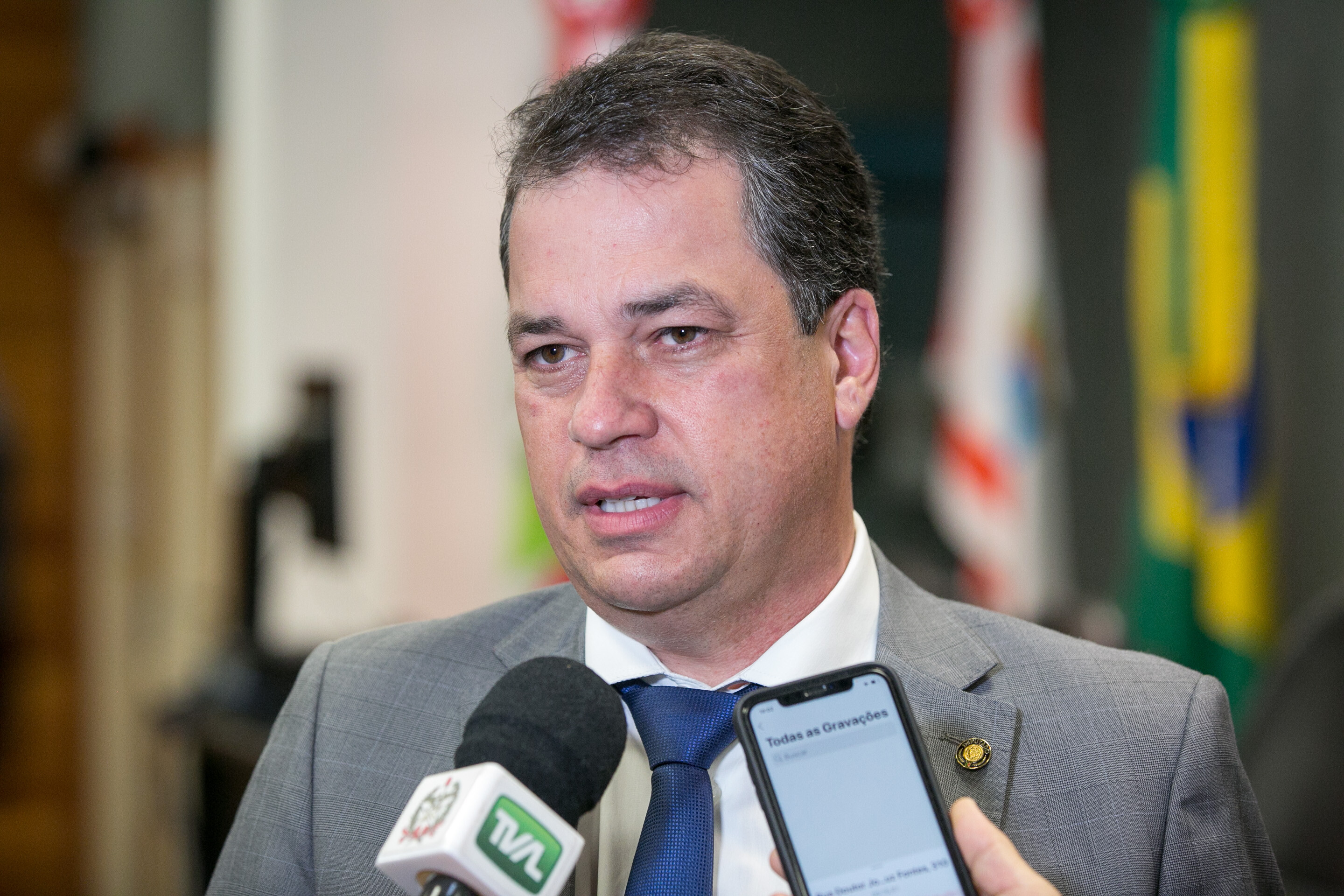 Minotto comemora liberação de recursos para quadra coberta da Escola Angelo Izé