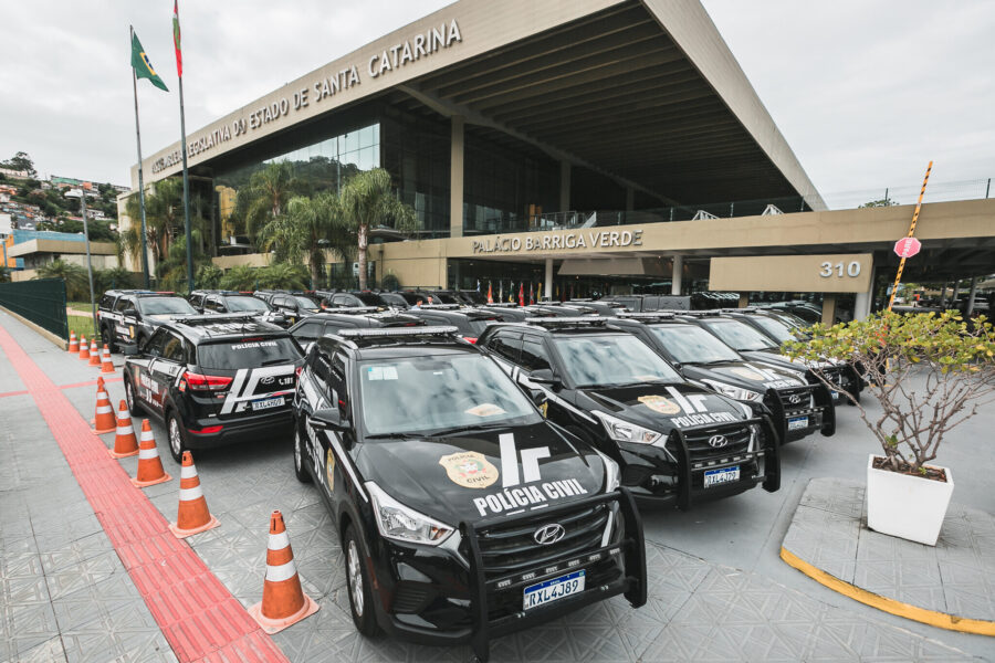 Entrega de 43 novas viaturas para a Polícia Civil